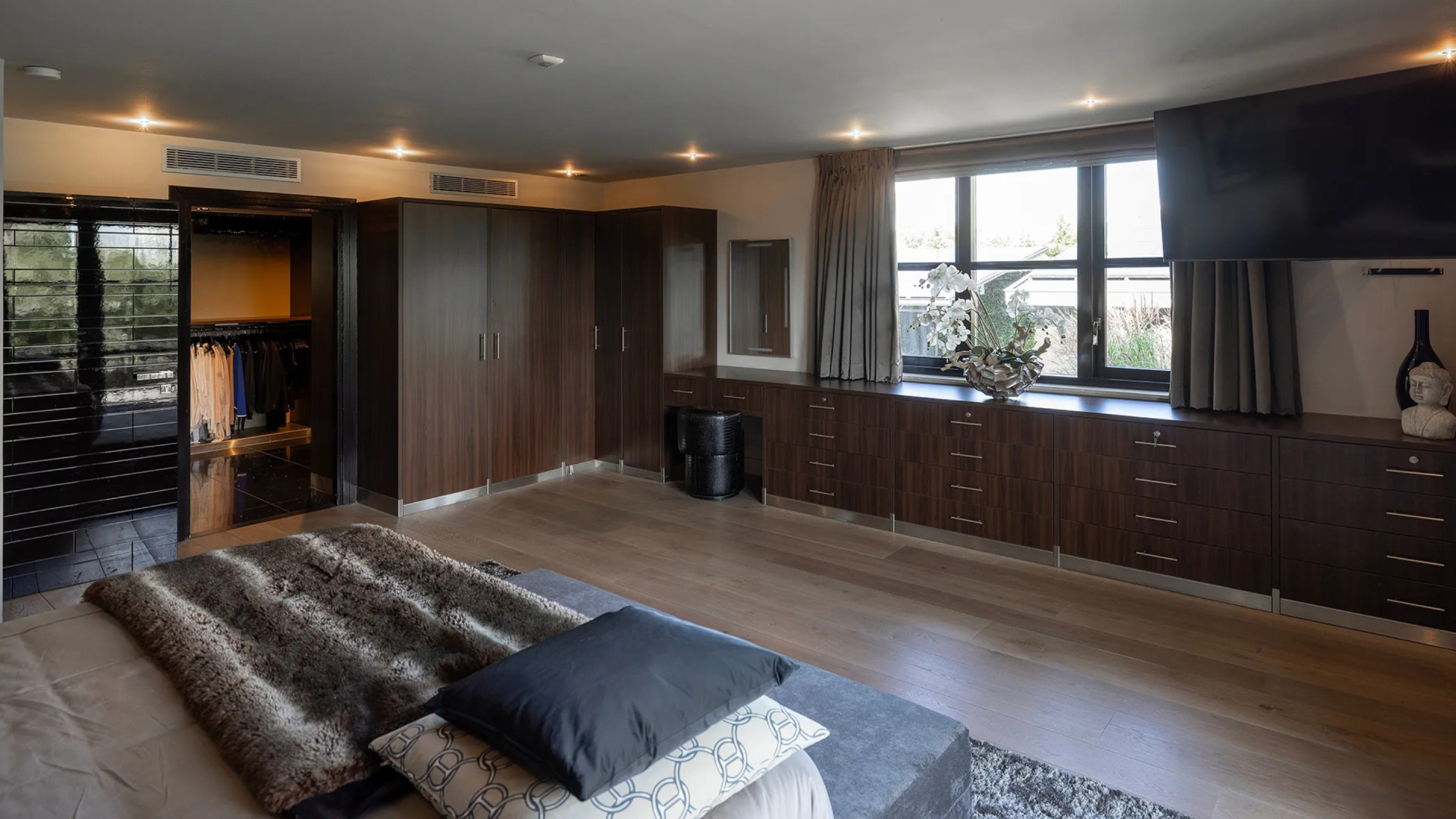 Designvilla waar Dave Roelvink zich misdroeg te koop gezet. Zie foto’s 8