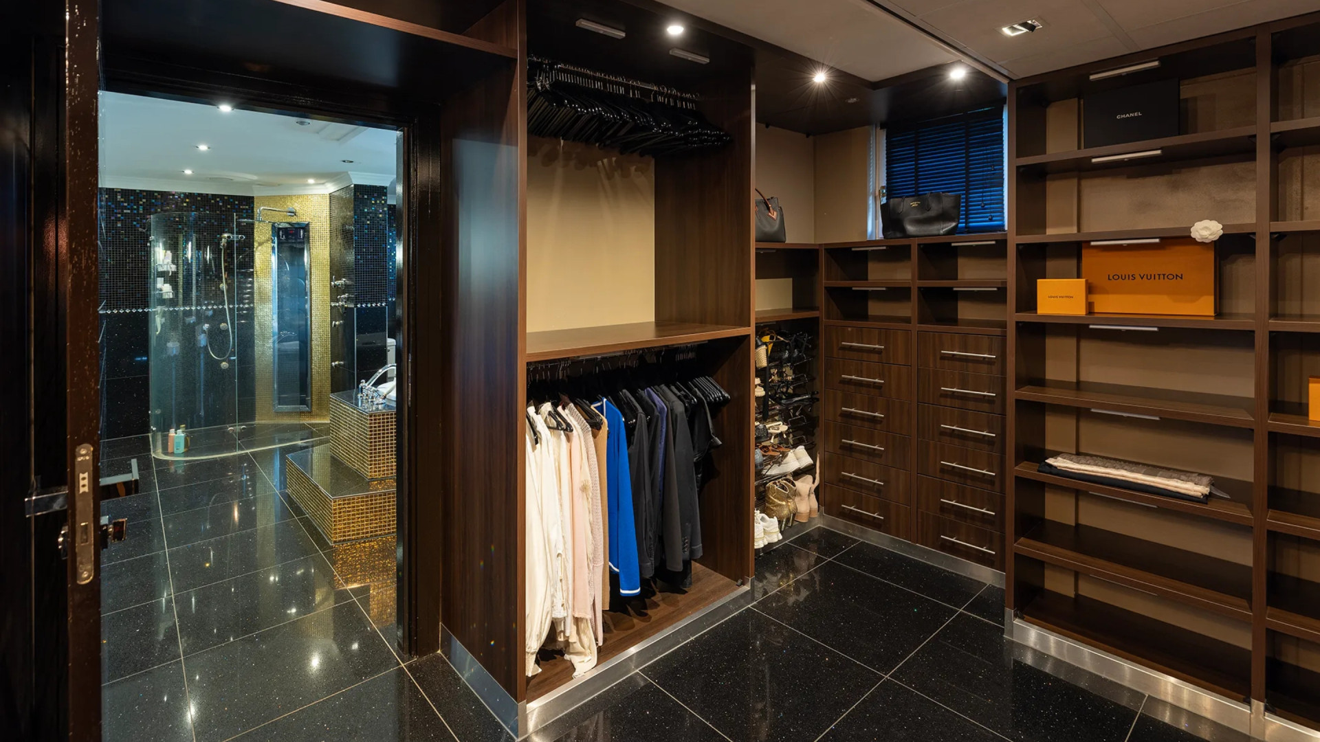 Designvilla waar Dave Roelvink zich misdroeg te koop gezet. Zie foto’s 9