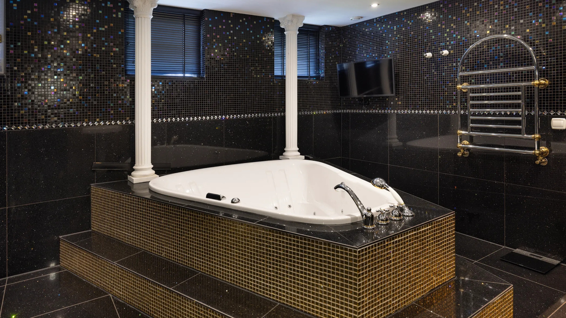 Designvilla waar Dave Roelvink zich misdroeg te koop gezet. Zie foto’s 10