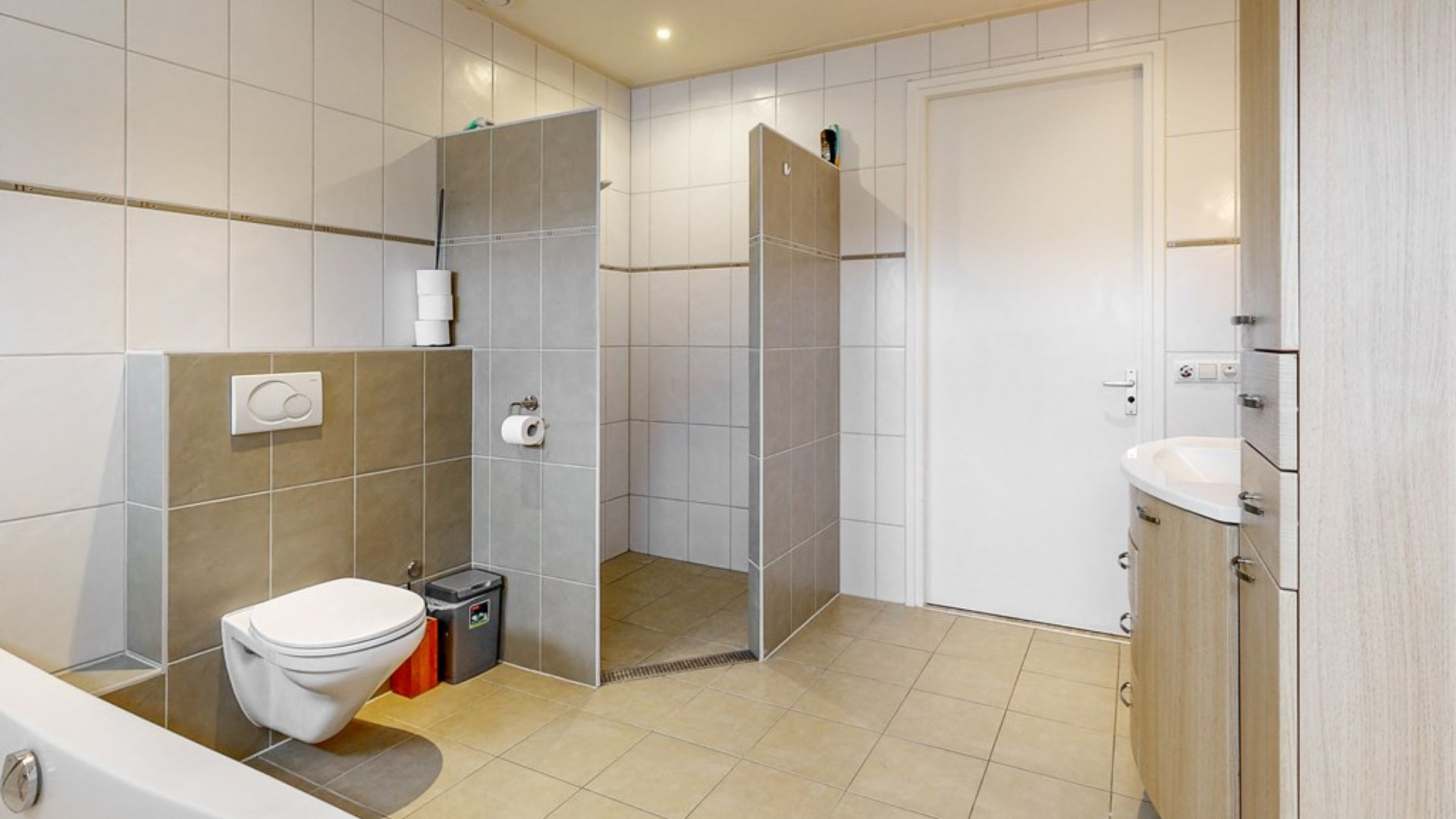 Teun Föhn steekt tonnen eigen geld in zijn recent gekochte eengezinswoning. Zie foto’s 8