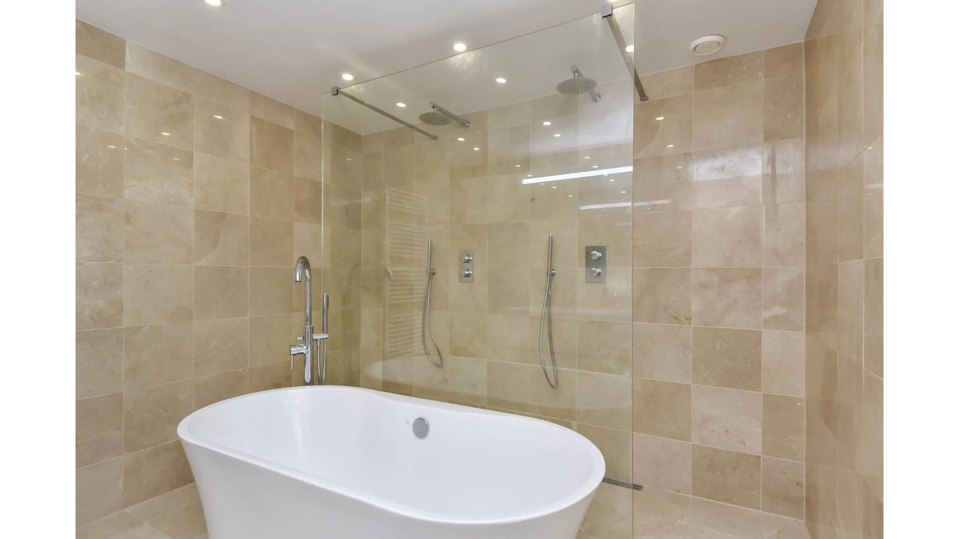 Dit is het Haagse liefdesnestje van OGENE-zangeres Amy Vol en haar vriend Clemens. Zie foto’s 9