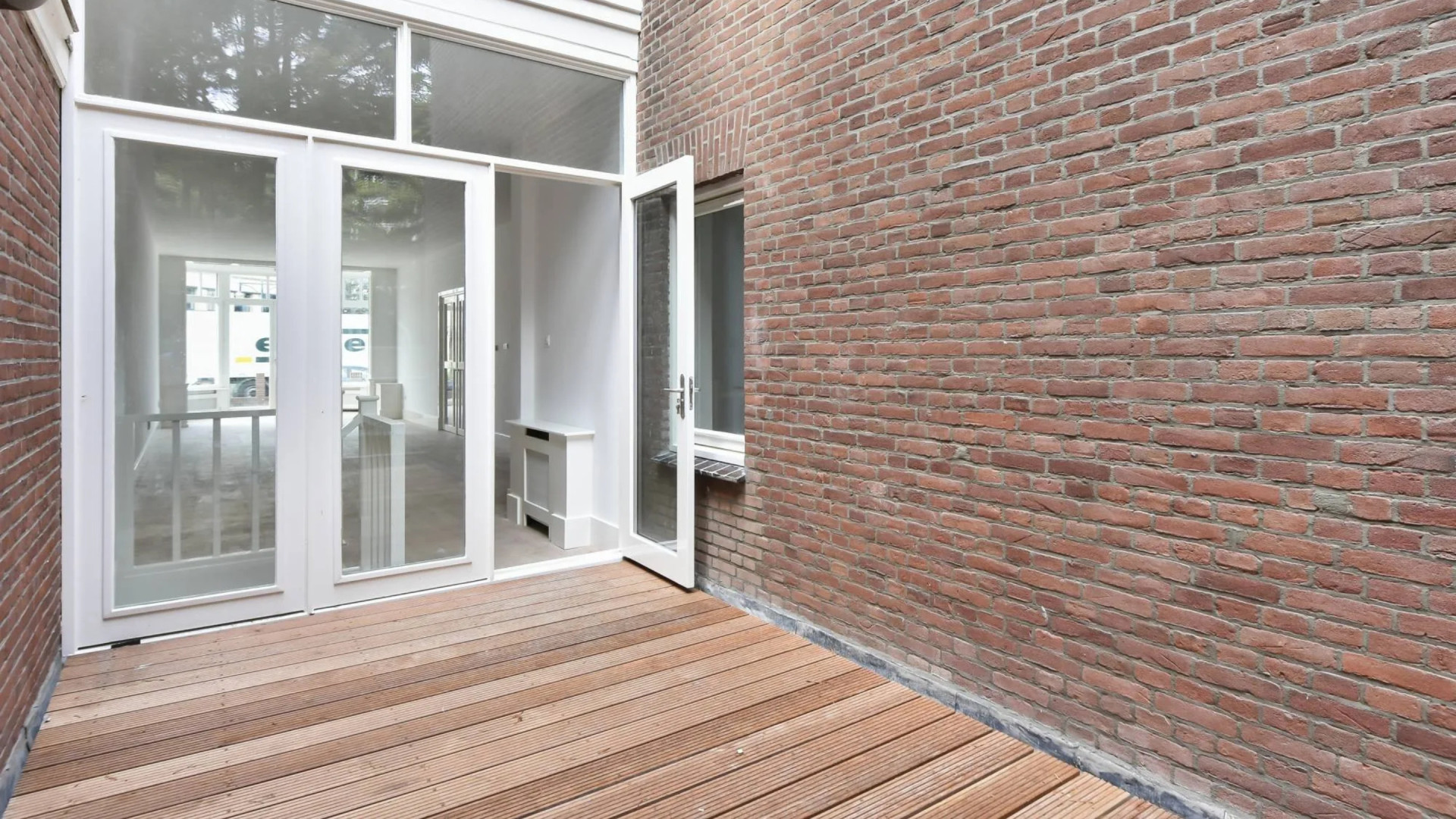 Dit is het Haagse liefdesnestje van OGENE-zangeres Amy Vol en haar vriend Clemens. Zie foto’s 10