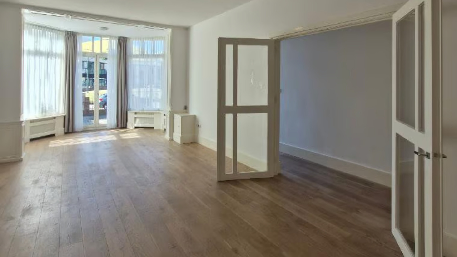 Dit is het Haagse liefdesnestje van OGENE-zangeres Amy Vol en haar vriend Clemens. Zie foto’s 2