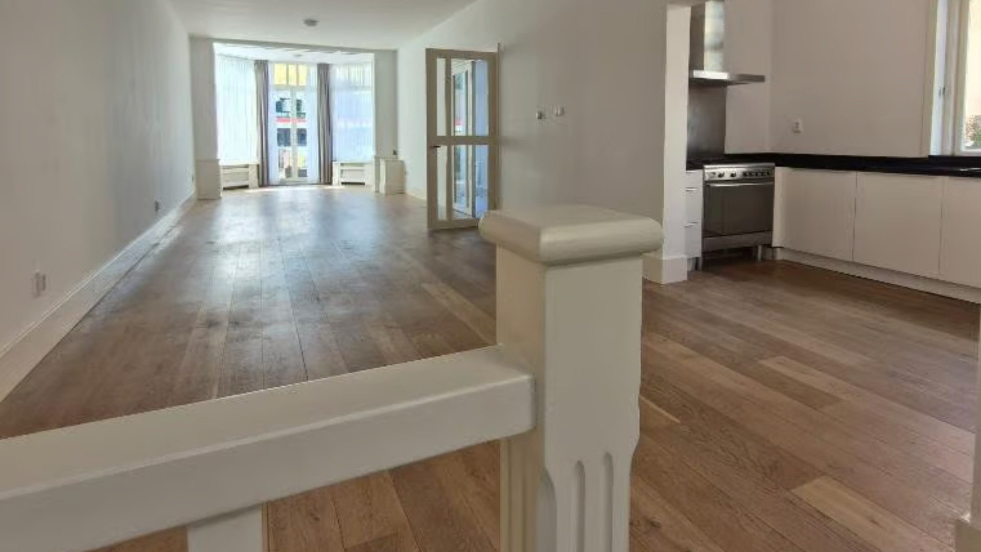 Dit is het Haagse liefdesnestje van OGENE-zangeres Amy Vol en haar vriend Clemens. Zie foto’s 4