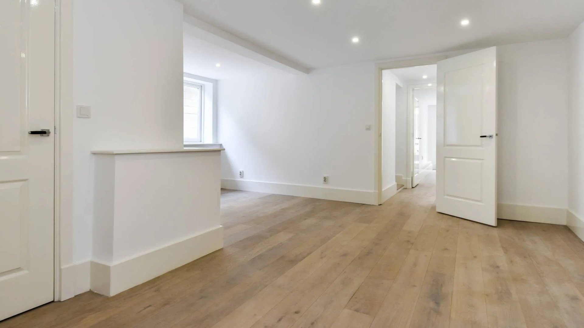 Dit is het Haagse liefdesnestje van OGENE-zangeres Amy Vol en haar vriend Clemens. Zie foto’s 7