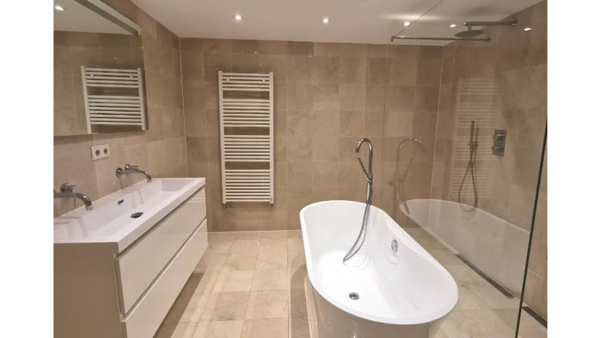 Dit is het Haagse liefdesnestje van OGENE-zangeres Amy Vol en haar vriend Clemens. Zie foto’s 8