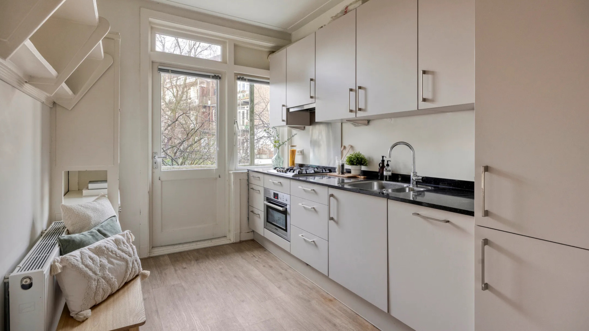 Voetballer Daley Blind zet zijn Amsterdamse appartement met forse winstpotentie te koop. Zie foto’s 5