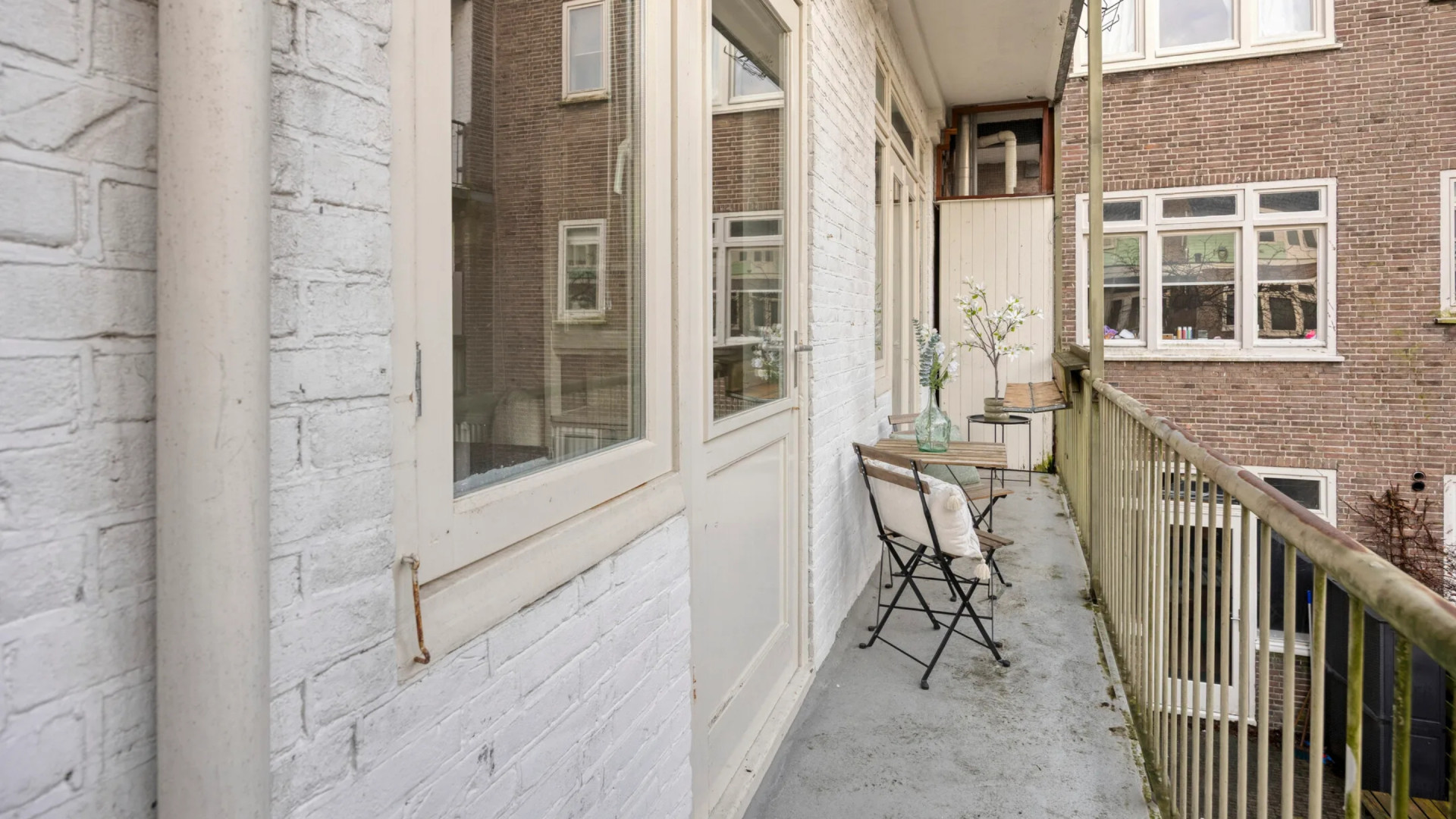 Voetballer Daley Blind zet zijn Amsterdamse appartement met forse winstpotentie te koop. Zie foto’s 8