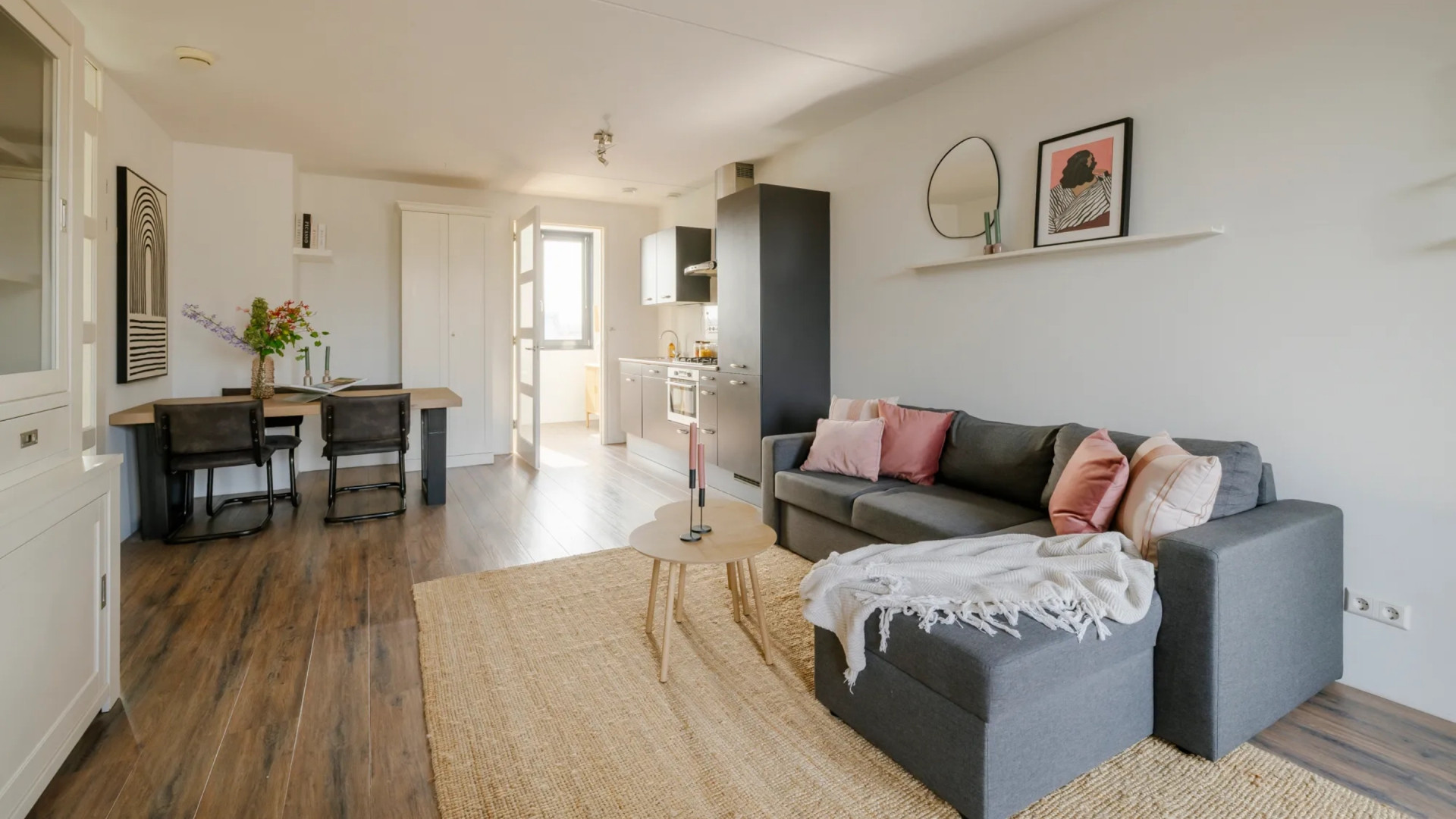 Binnenkijken in het te koop staande appartement van Raymond Mens. Zie foto’s 2