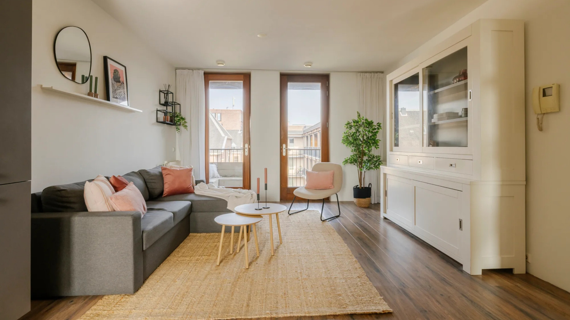 Binnenkijken in het te koop staande appartement van Raymond Mens. Zie foto’s 3