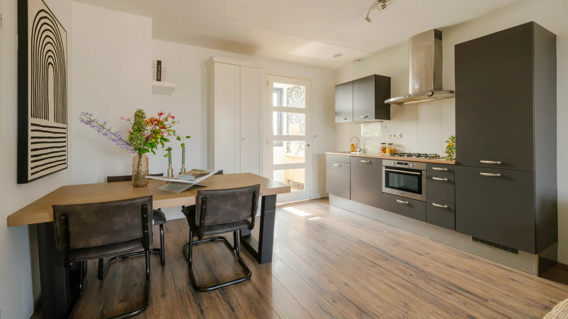 Binnenkijken in het te koop staande appartement van Raymond Mens. Zie foto’s 4