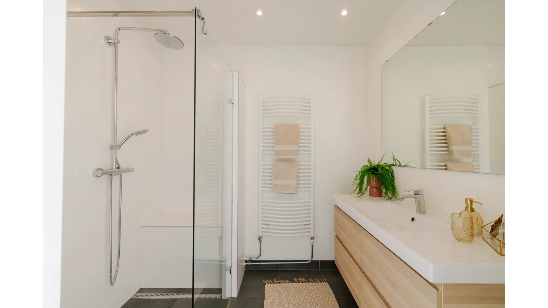 Binnenkijken in het te koop staande appartement van Raymond Mens. Zie foto’s 7