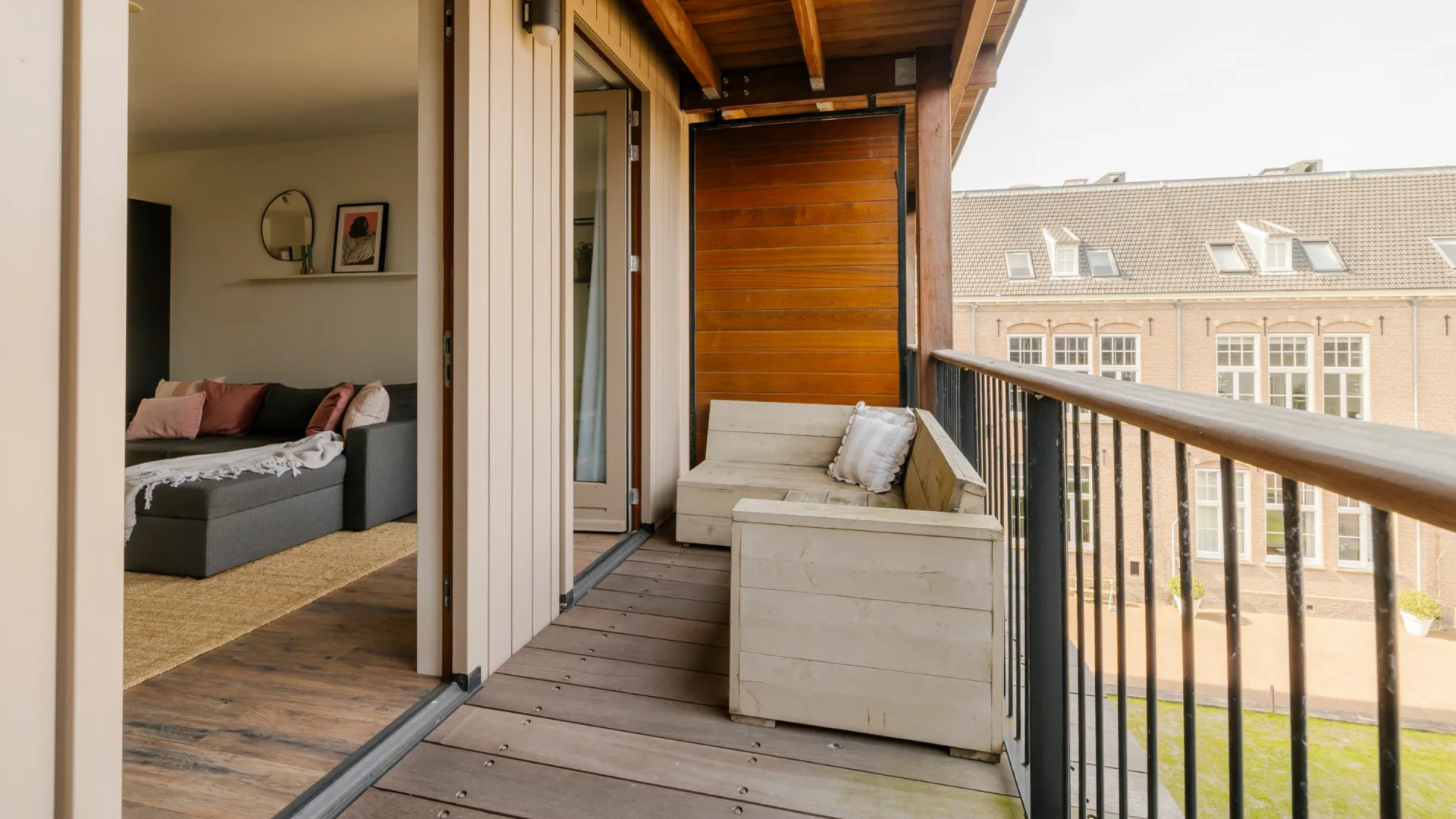 Binnenkijken in het te koop staande appartement van Raymond Mens. Zie foto’s 8