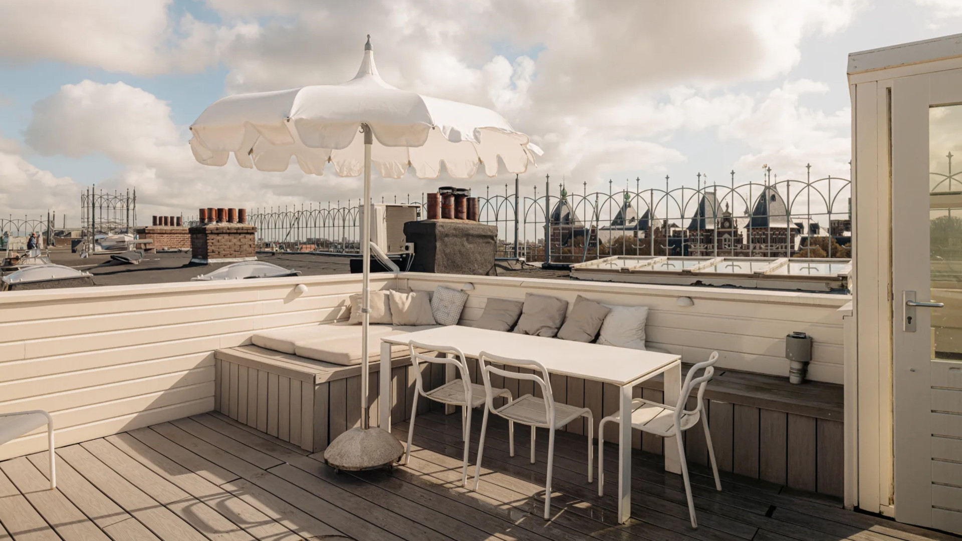 DJ Sander Kleinenberg zet zijn Amsterdamse miljoenenappartement opnieuw te koop. Zie foto’s 9