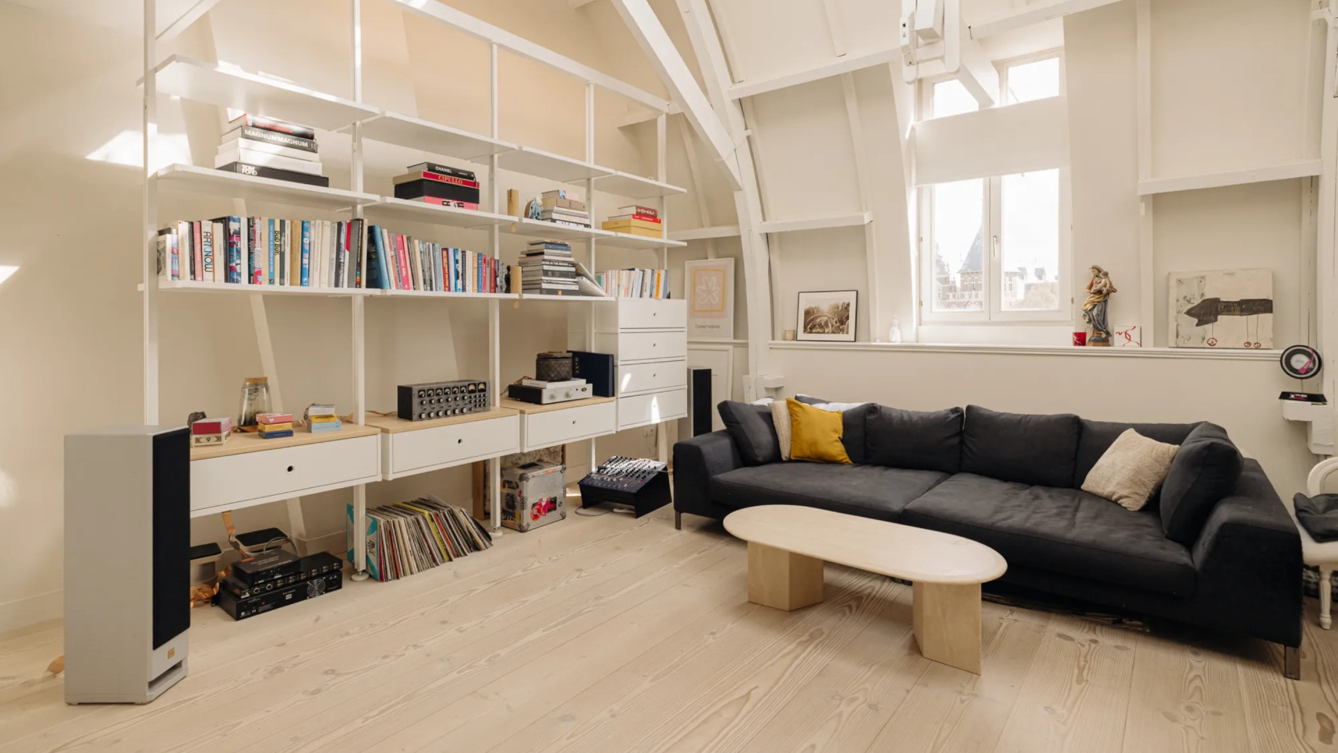 DJ Sander Kleinenberg zet zijn Amsterdamse miljoenenappartement opnieuw te koop. Zie foto’s 8