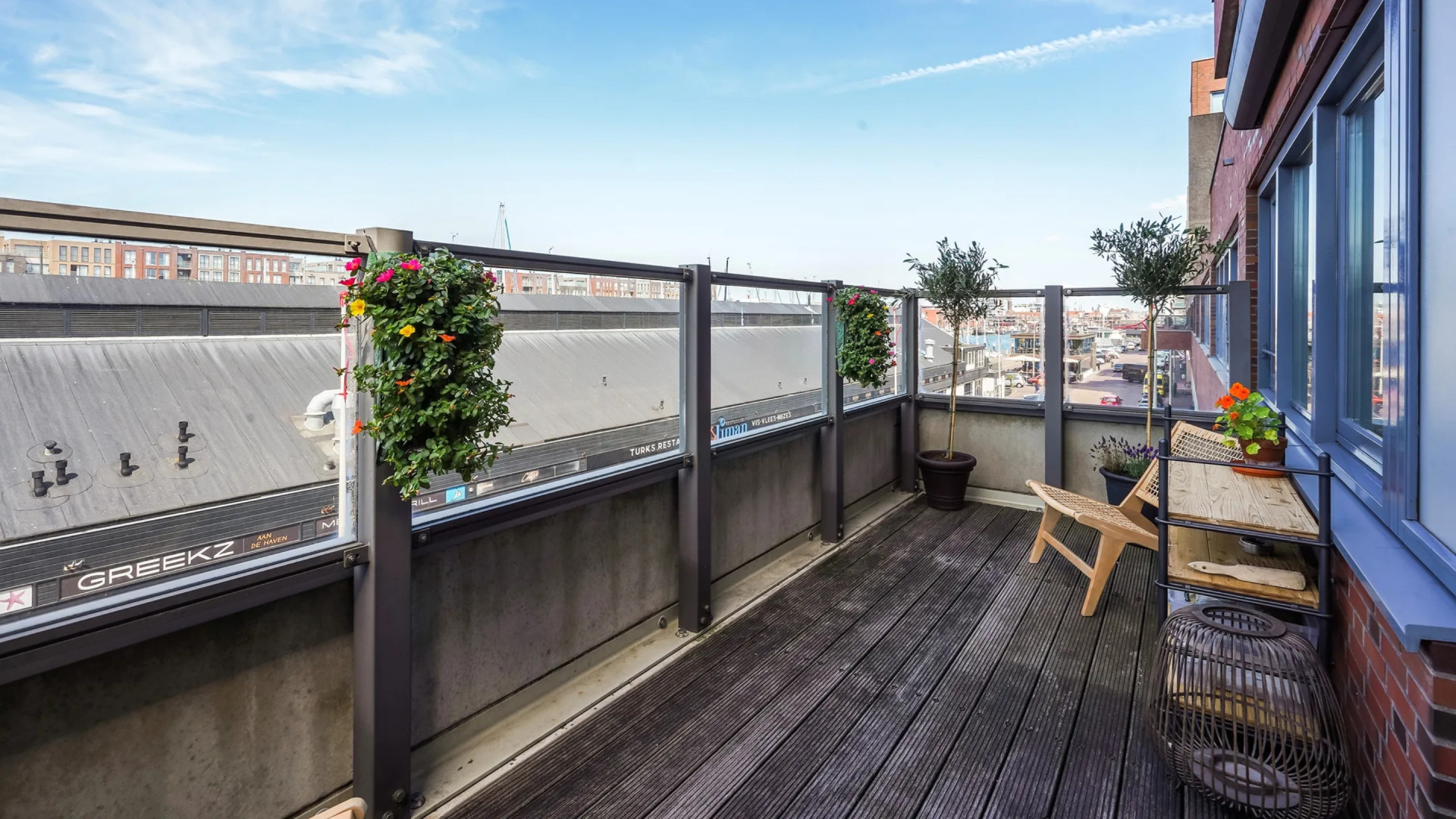 MAX-omroepbaas Jan Slagter zet na een jaar zijn Scheveningse maisonnette alweer te koop. Zie foto’s 10