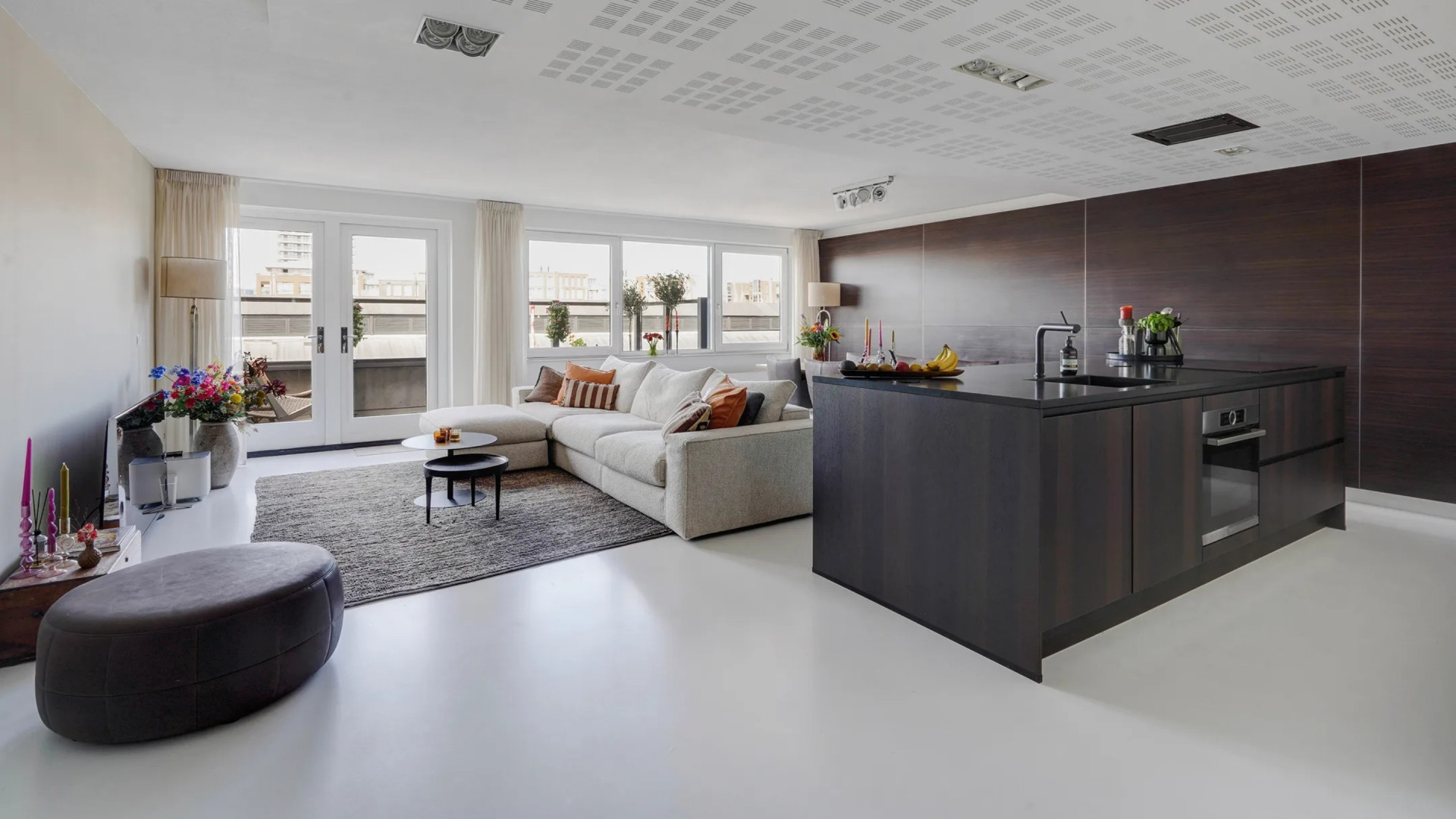 MAX-omroepbaas Jan Slagter zet na een jaar zijn Scheveningse maisonnette alweer te koop. Zie foto’s 2