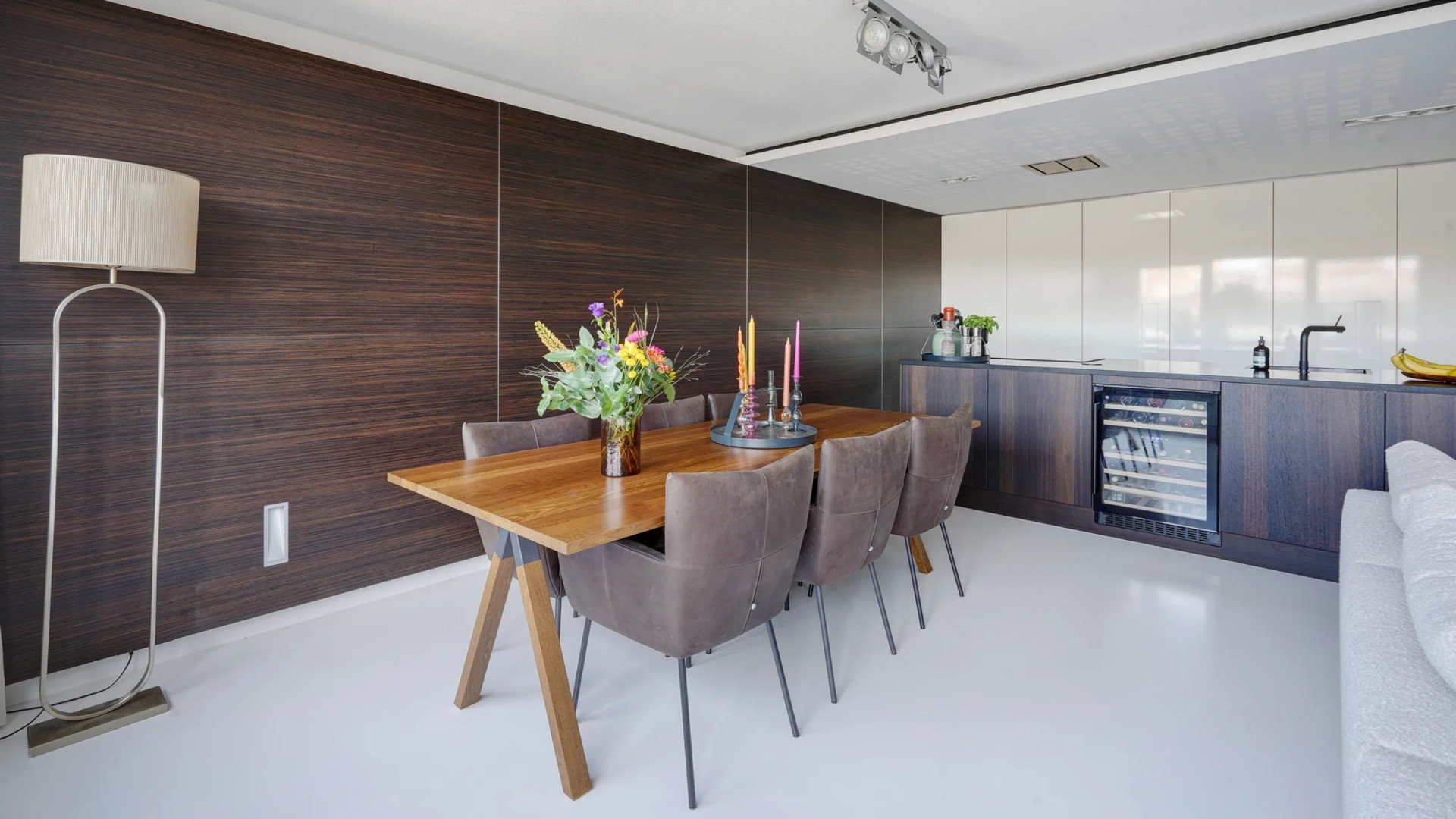 MAX-omroepbaas Jan Slagter zet na een jaar zijn Scheveningse maisonnette alweer te koop. Zie foto’s 3