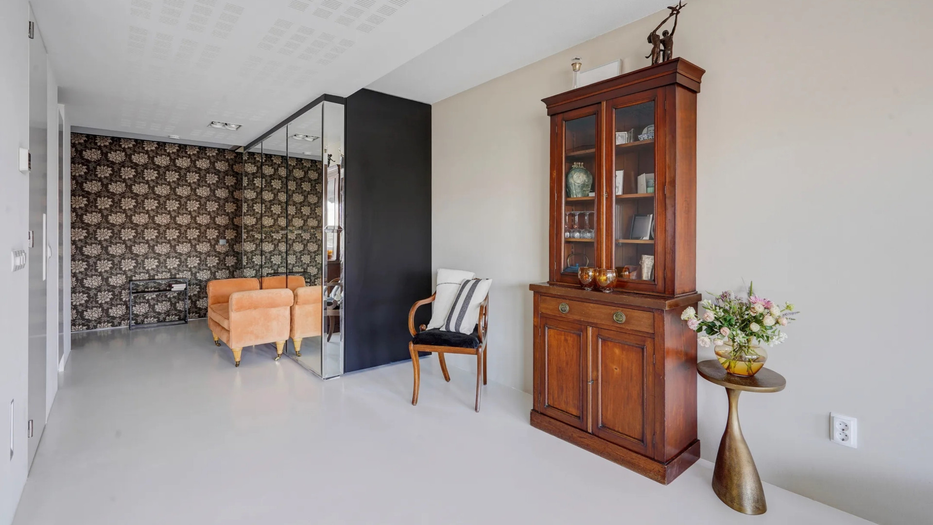 MAX-omroepbaas Jan Slagter zet na een jaar zijn Scheveningse maisonnette alweer te koop. Zie foto’s 4