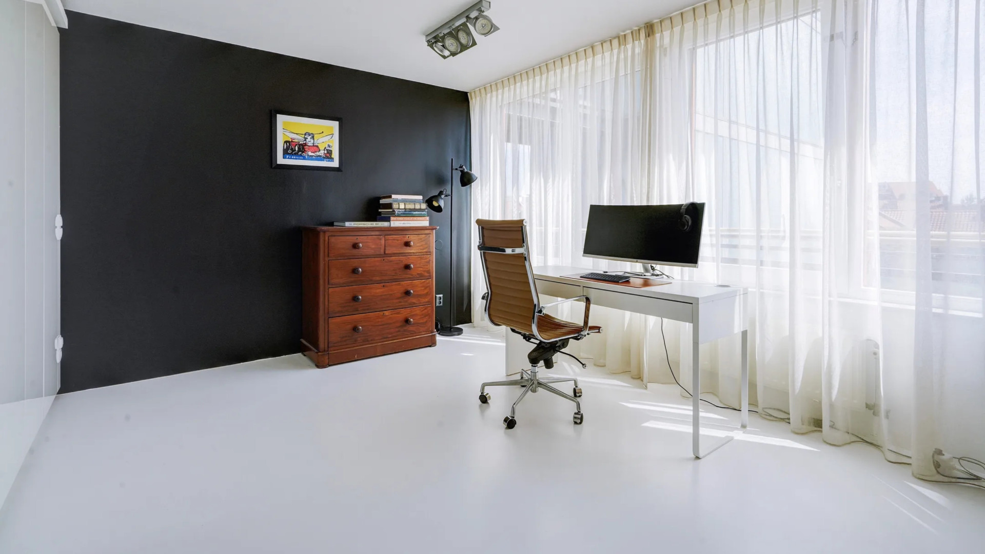 MAX-omroepbaas Jan Slagter zet na een jaar zijn Scheveningse maisonnette alweer te koop. Zie foto’s 6