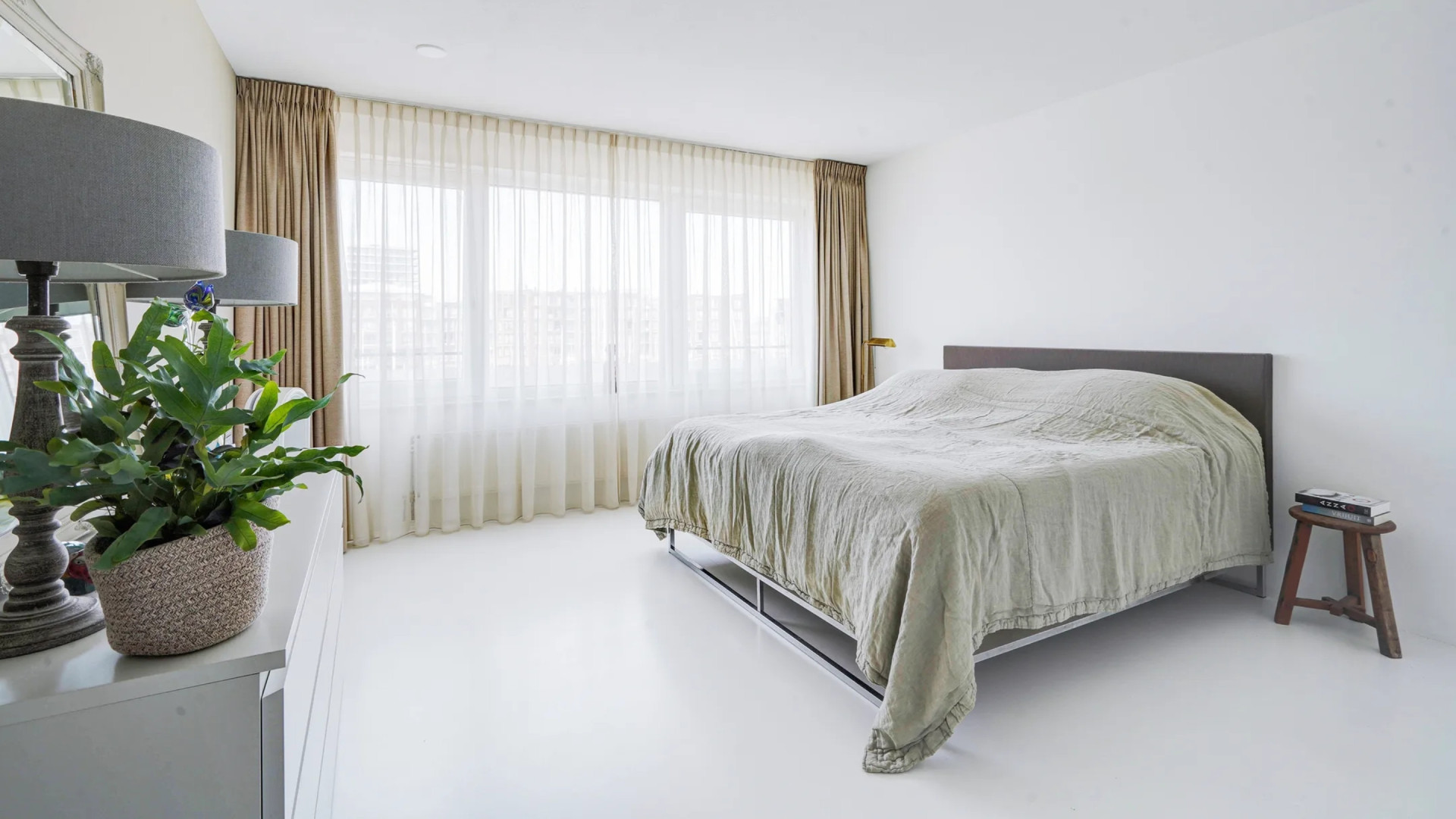 MAX-omroepbaas Jan Slagter zet na een jaar zijn Scheveningse maisonnette alweer te koop. Zie foto’s 7