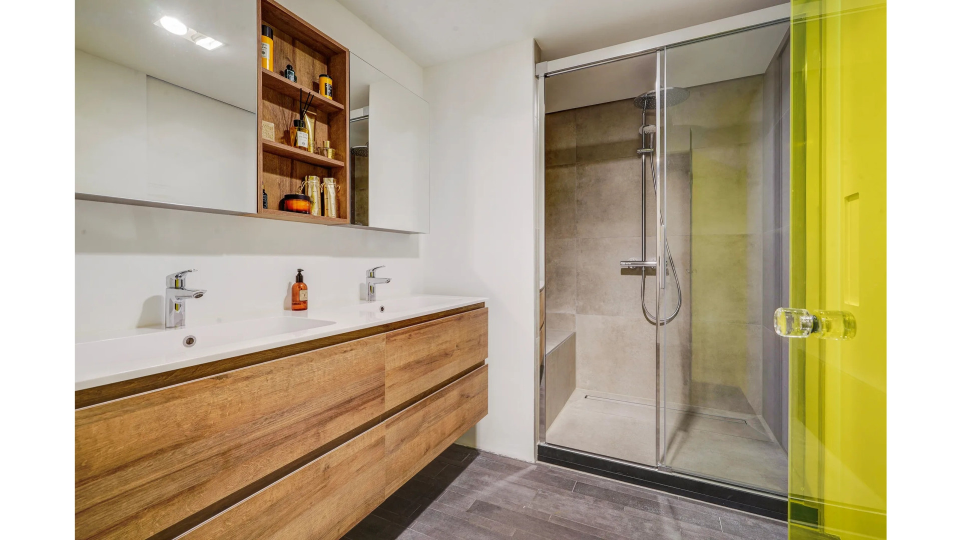 MAX-omroepbaas Jan Slagter zet na een jaar zijn Scheveningse maisonnette alweer te koop. Zie foto’s 8