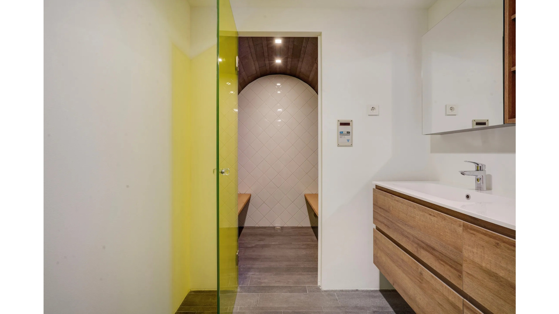 MAX-omroepbaas Jan Slagter zet na een jaar zijn Scheveningse maisonnette alweer te koop. Zie foto’s 9