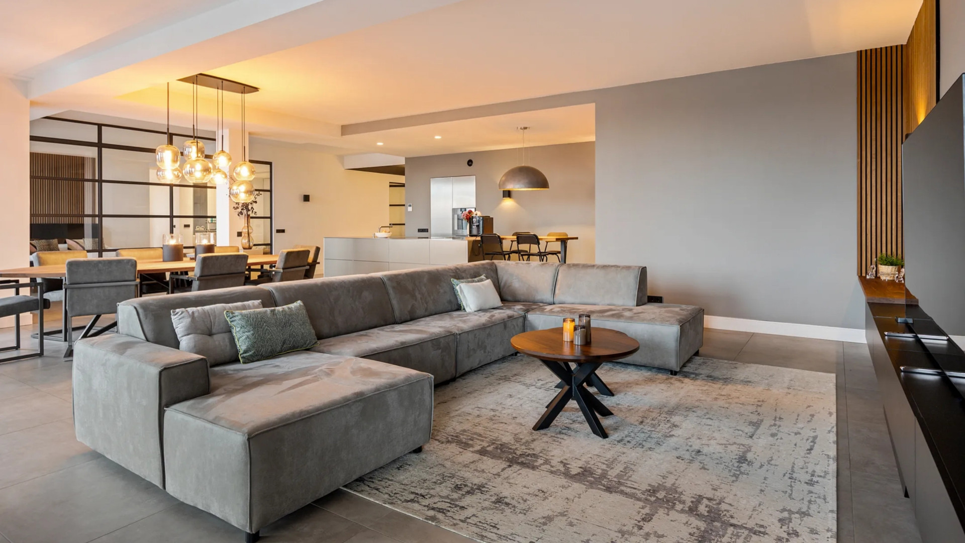 Roddelpraat-presentator Dennis Schouten zet zijn appartement op toplocatie te koop. Kijk binnen 2