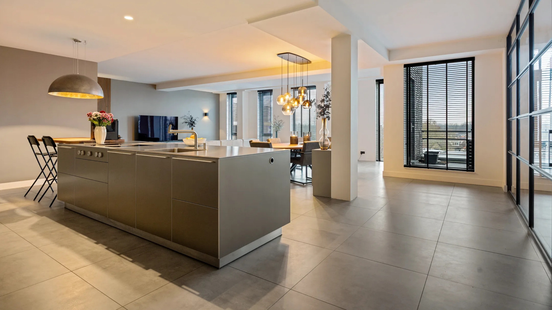 Roddelpraat-presentator Dennis Schouten zet zijn appartement op toplocatie te koop. Kijk binnen 3