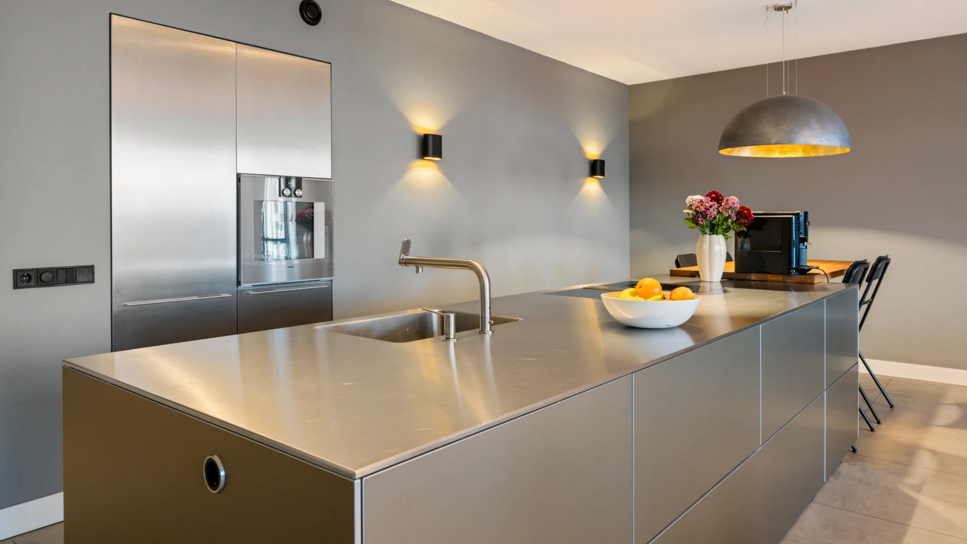 Roddelpraat-presentator Dennis Schouten zet zijn appartement op toplocatie te koop. Kijk binnen 4