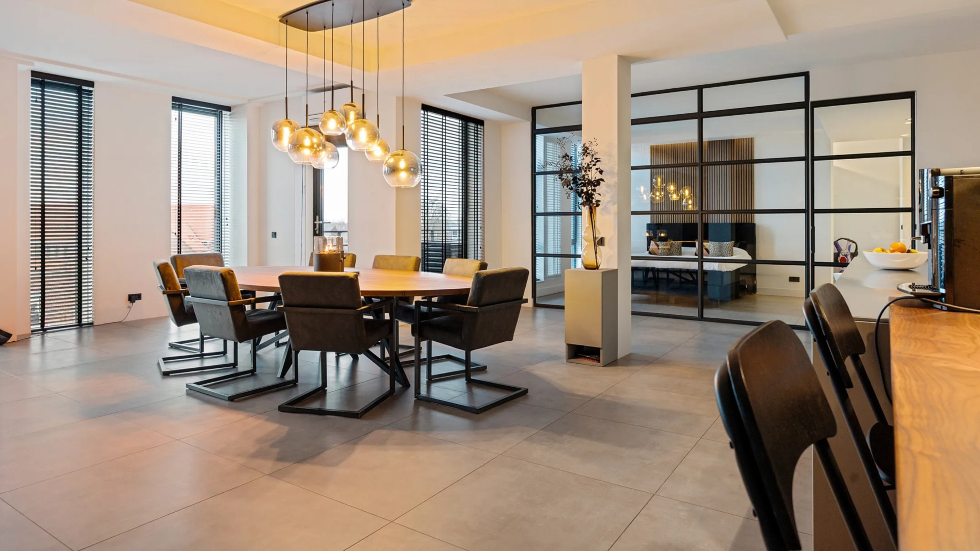 Roddelpraat-presentator Dennis Schouten zet zijn appartement op toplocatie te koop. Kijk binnen 5