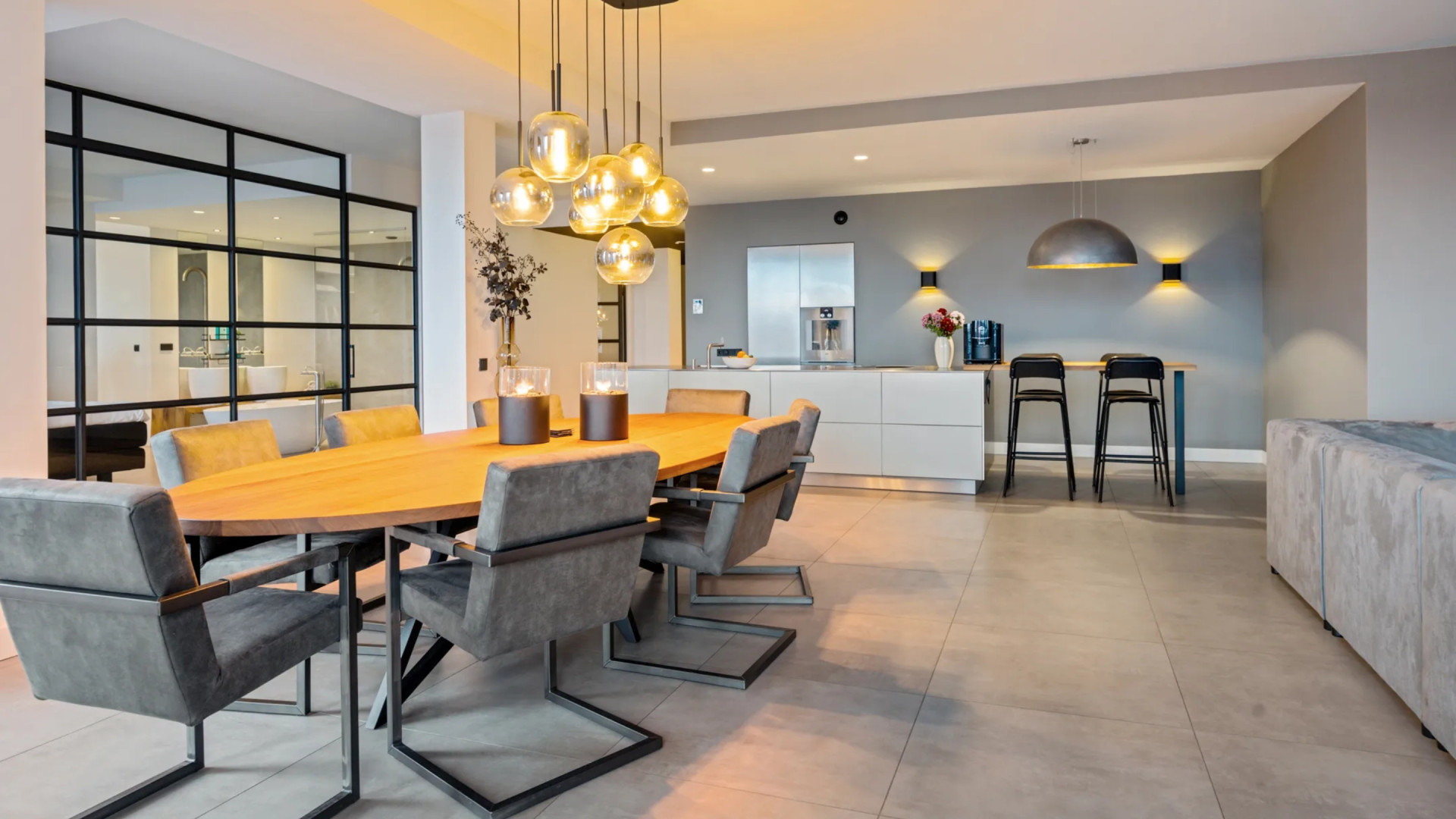 Roddelpraat-presentator Dennis Schouten zet zijn appartement op toplocatie te koop. Kijk binnen 6