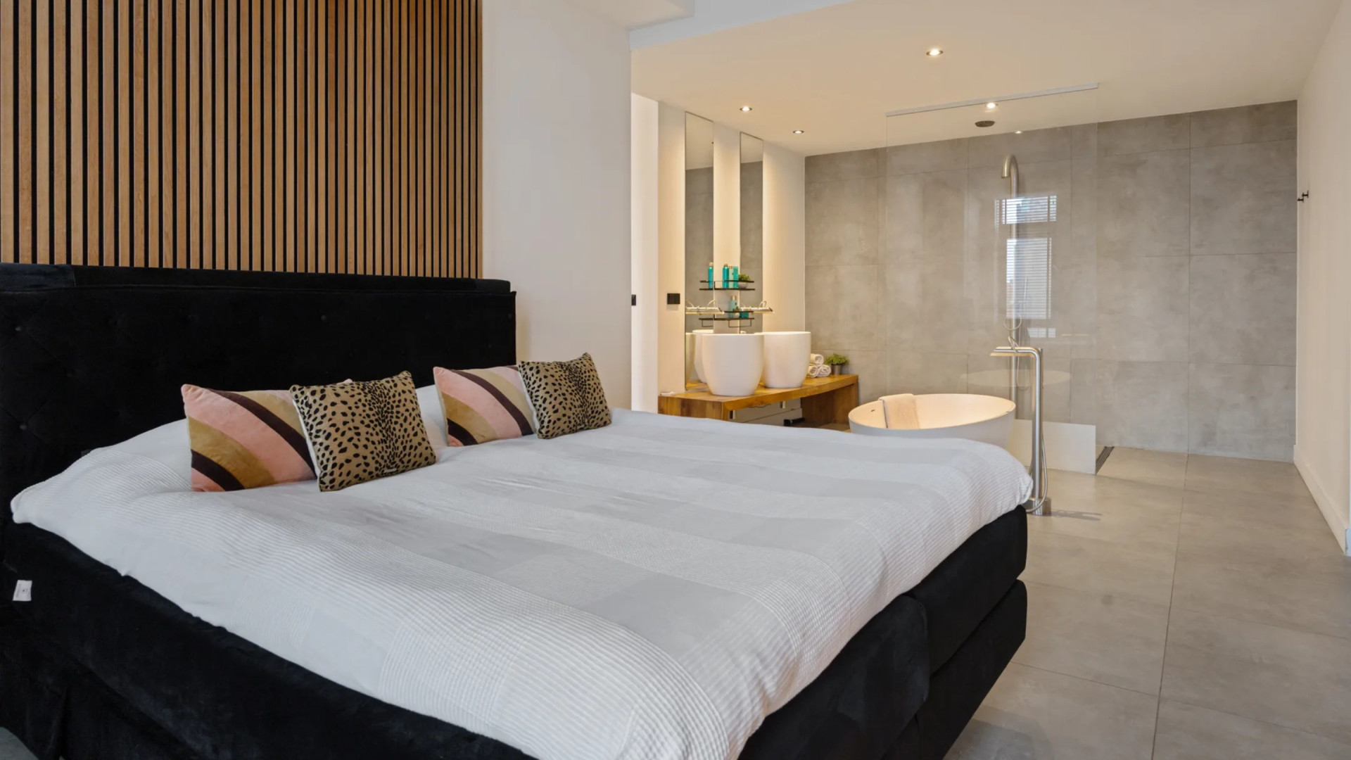 Roddelpraat-presentator Dennis Schouten zet zijn appartement op toplocatie te koop. Kijk binnen 7