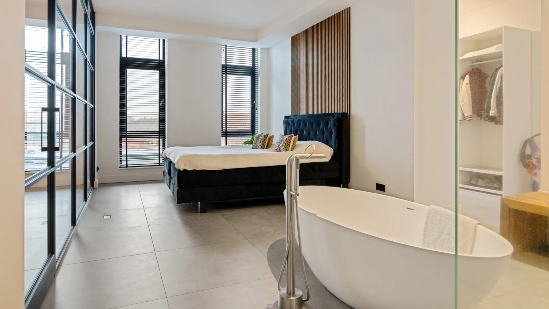 Roddelpraat-presentator Dennis Schouten zet zijn appartement op toplocatie te koop. Kijk binnen 8