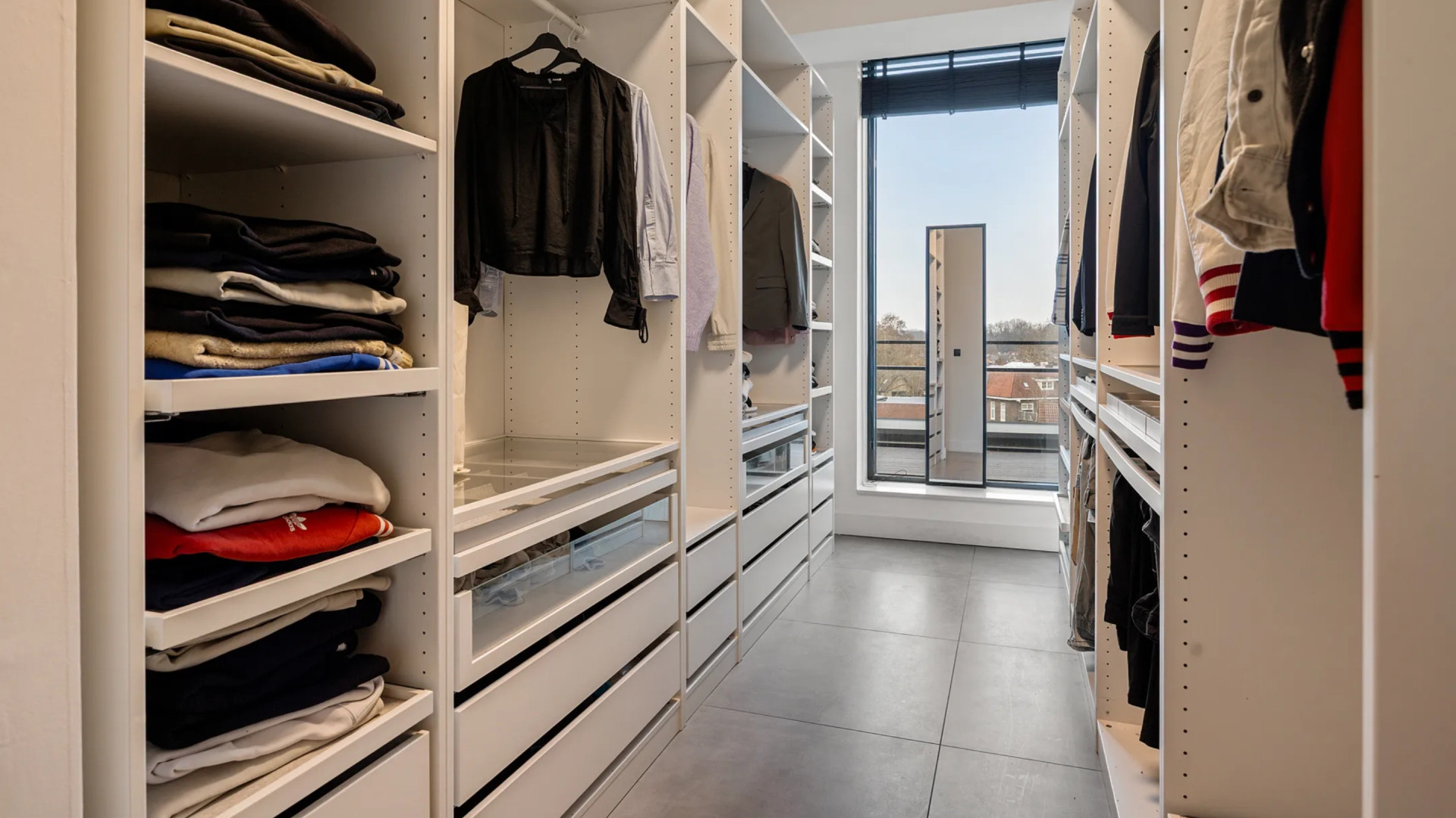 Roddelpraat-presentator Dennis Schouten zet zijn appartement op toplocatie te koop. Kijk binnen 9