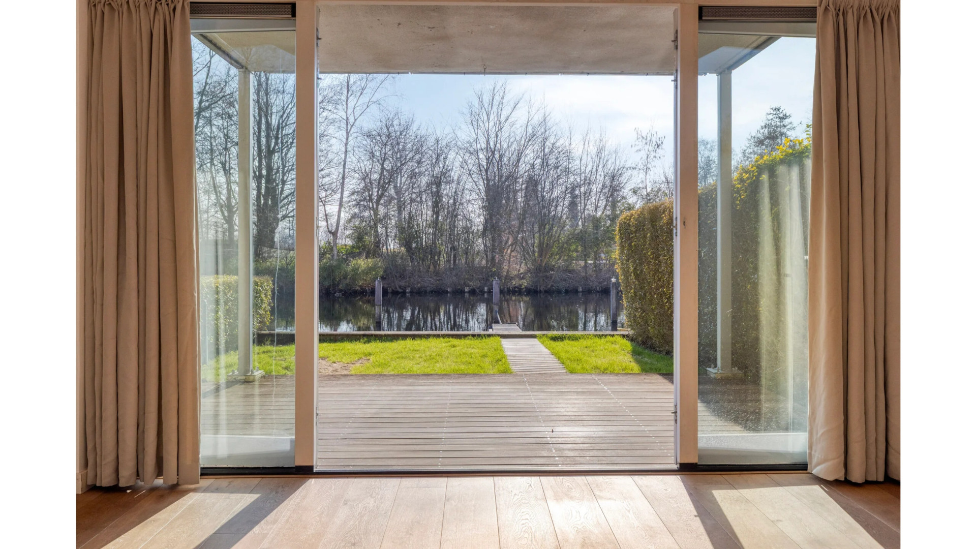 Rachel Hazes zet omstreden appartement aan de Vinkeveense Plassen te koop. Zie foto's 3