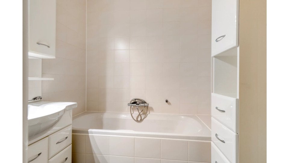 Rachel Hazes zet omstreden appartement aan de Vinkeveense Plassen te koop. Zie foto's