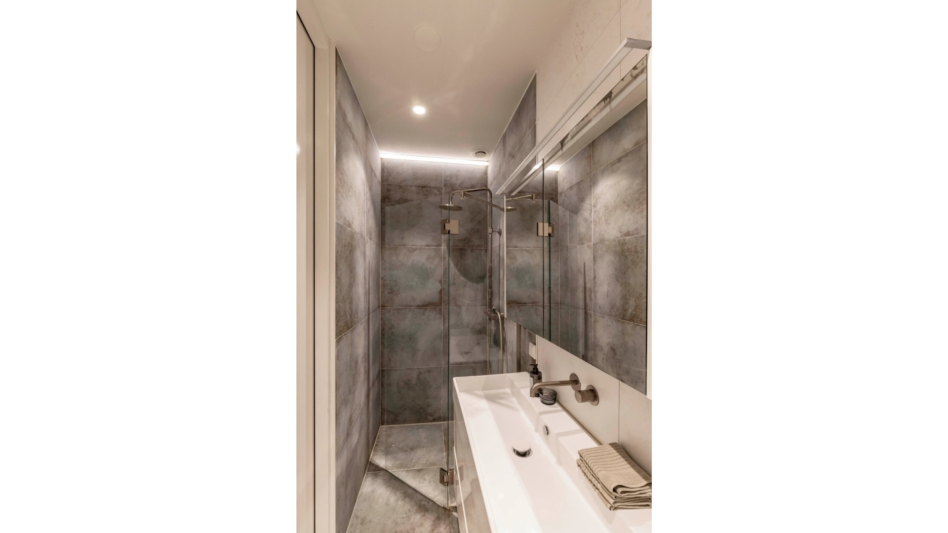 Stadsvilla Glennis Grace in de verkoop gezet. Zie foto's 8