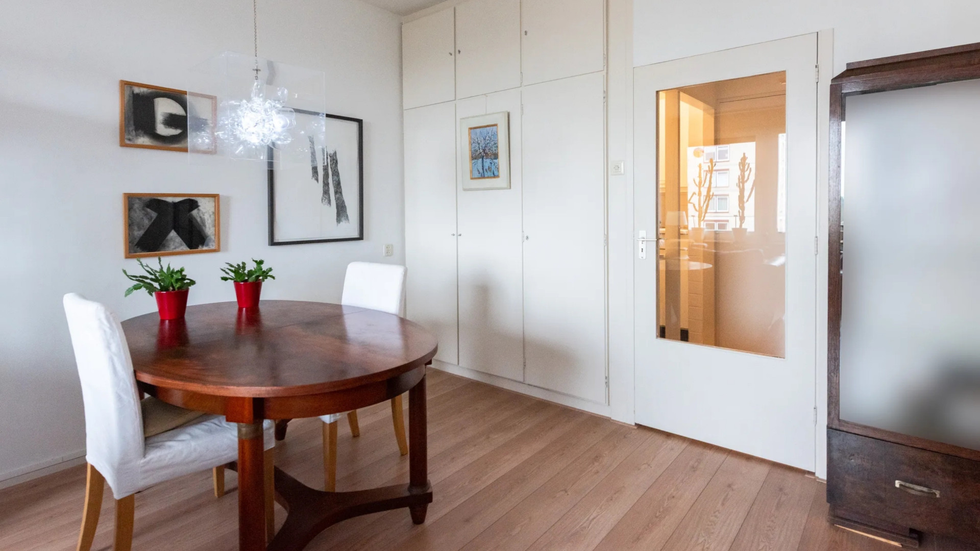 D’66 bobo Alexander Pechtold zet zijn vrijgezellen appartement in Wageningen te koop. Zie foto’s 4