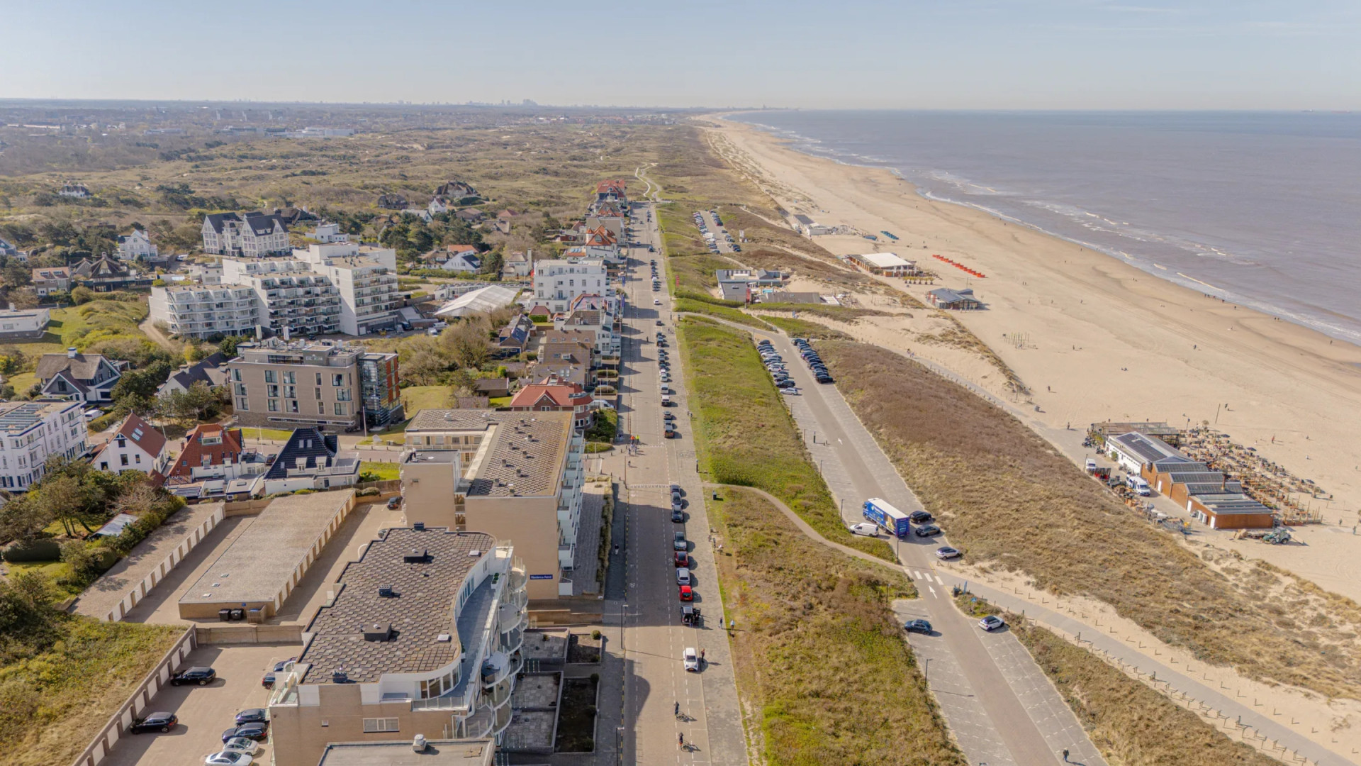Eva Jinek zet haar prachtige strandappartement in Noordwijk te koop. Zie foto's 9