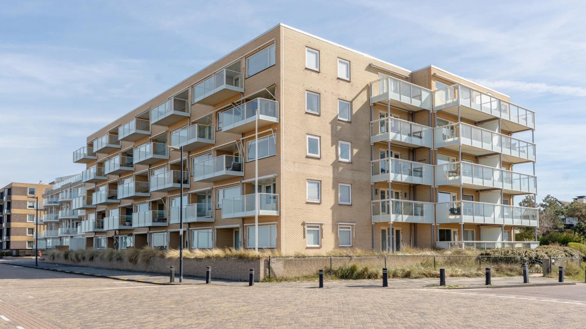 Eva Jinek zet haar prachtige strandappartement in Noordwijk te koop. Zie foto's 2