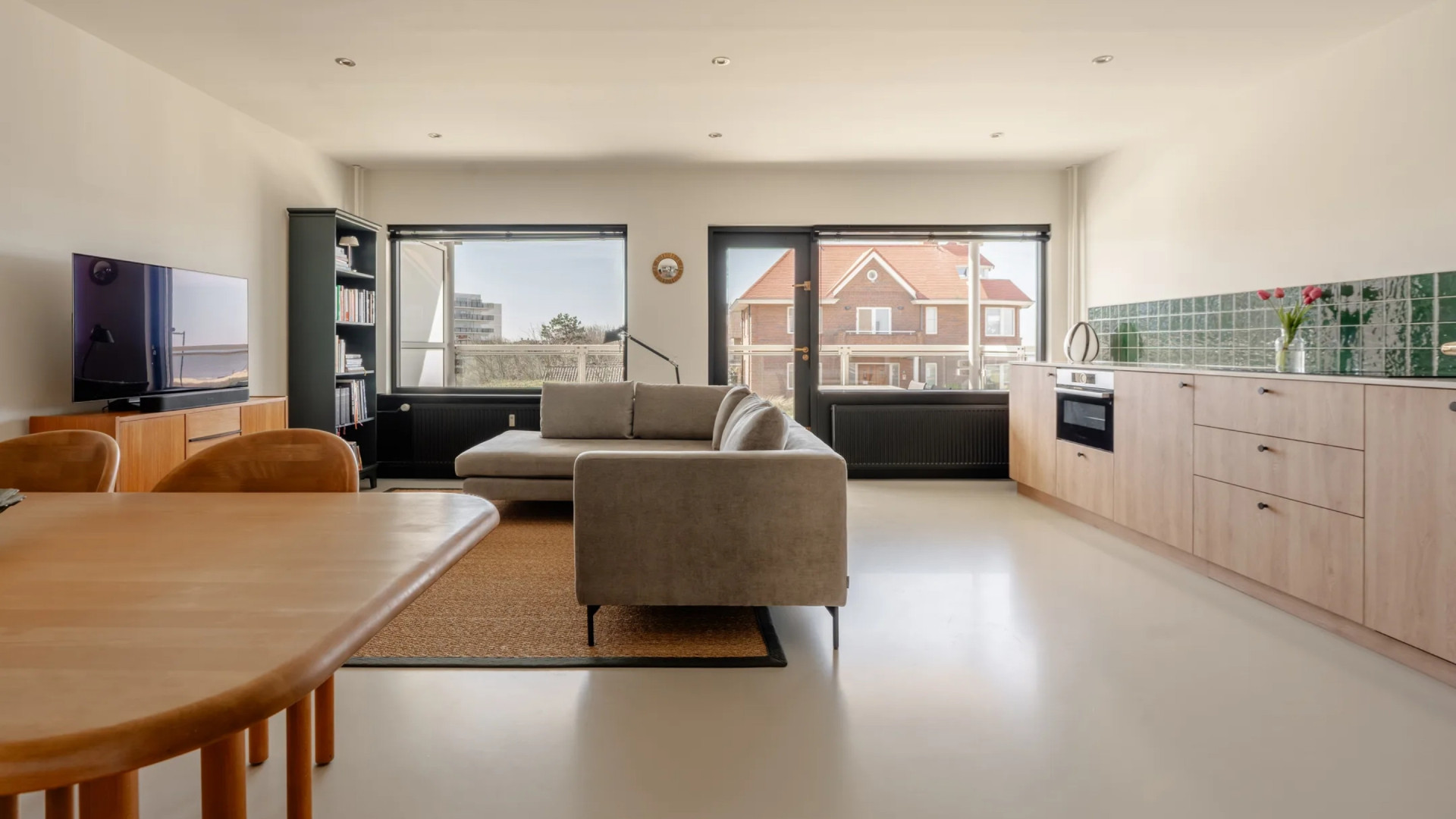 Eva Jinek zet haar prachtige strandappartement in Noordwijk te koop. Zie foto's 3