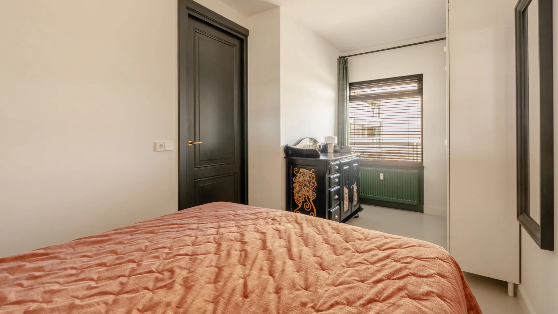 Eva Jinek zet haar prachtige strandappartement in Noordwijk te koop. Zie foto's 7