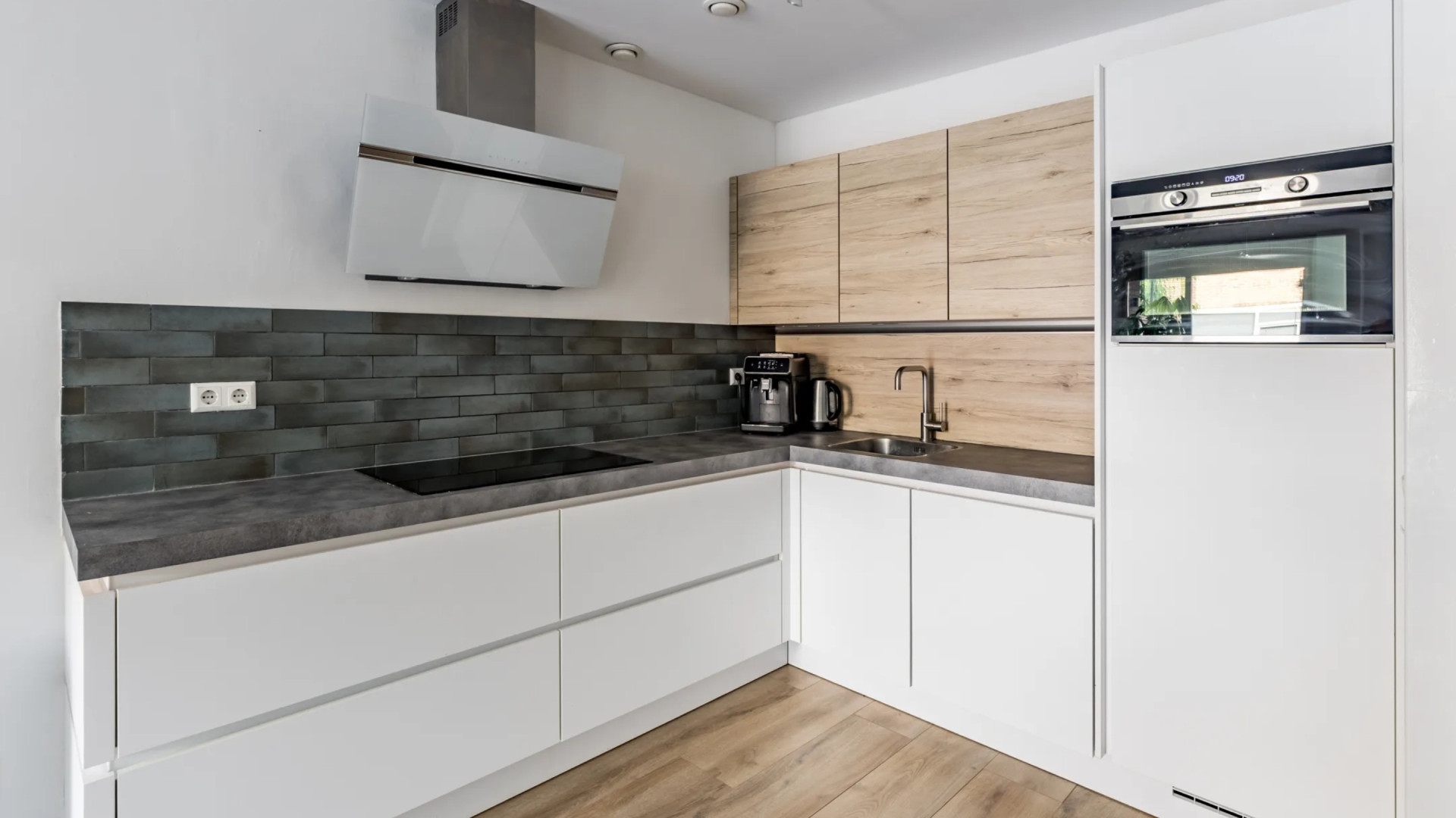 AZ-aanvoerder Jordy Clasie zet zijn appartement te huur. Zie foto’s 4