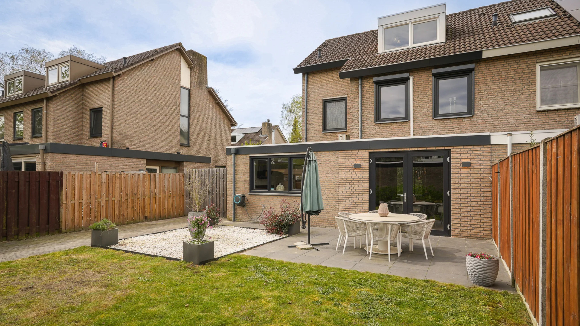 Teleurgestelde PSV-speler Joey Veerman zet zijn woning te koop. Zie foto’s 10