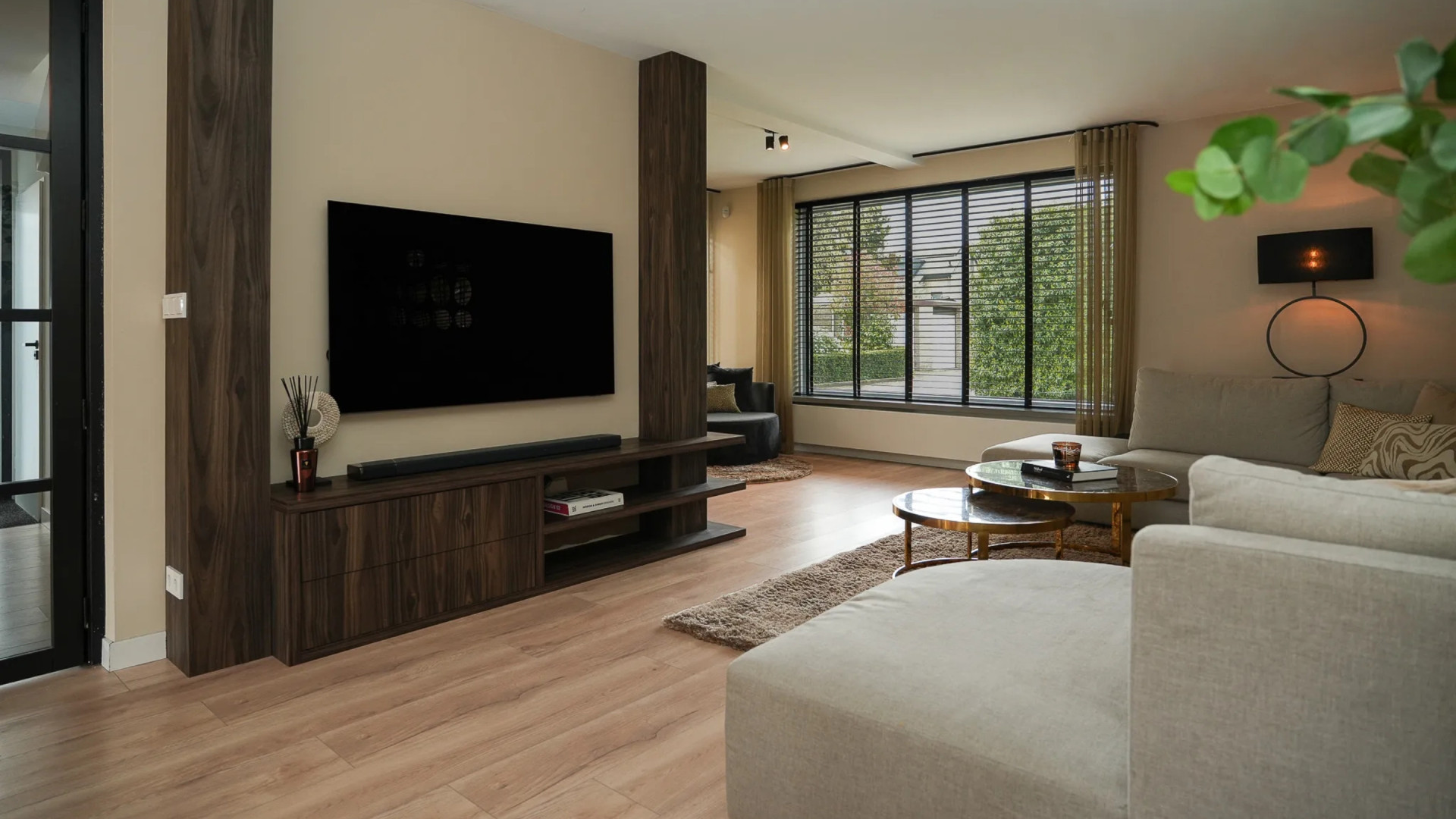 Teleurgestelde PSV-speler Joey Veerman zet zijn woning te koop. Zie foto’s 2