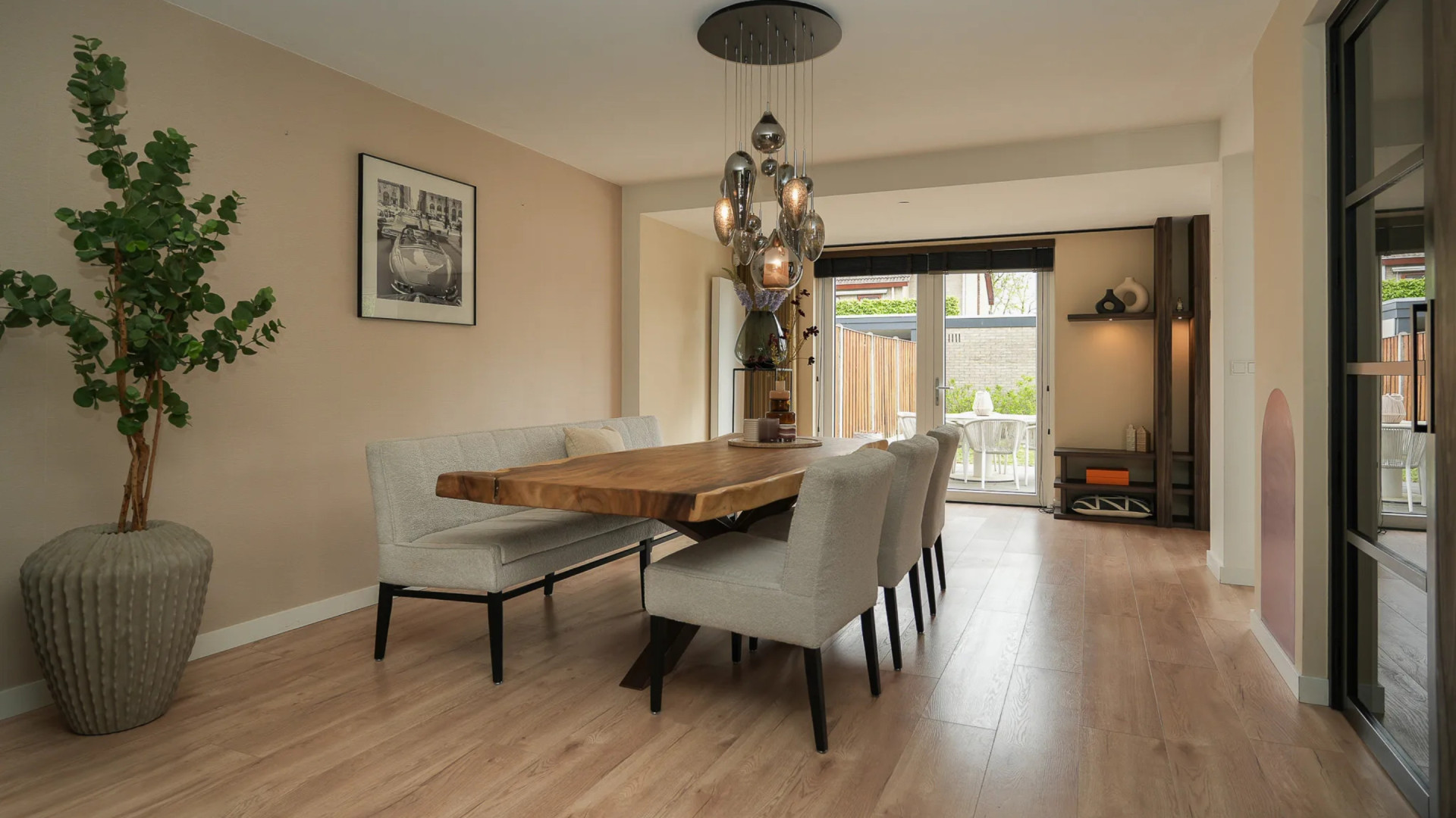 Teleurgestelde PSV-speler Joey Veerman zet zijn woning te koop. Zie foto’s 4