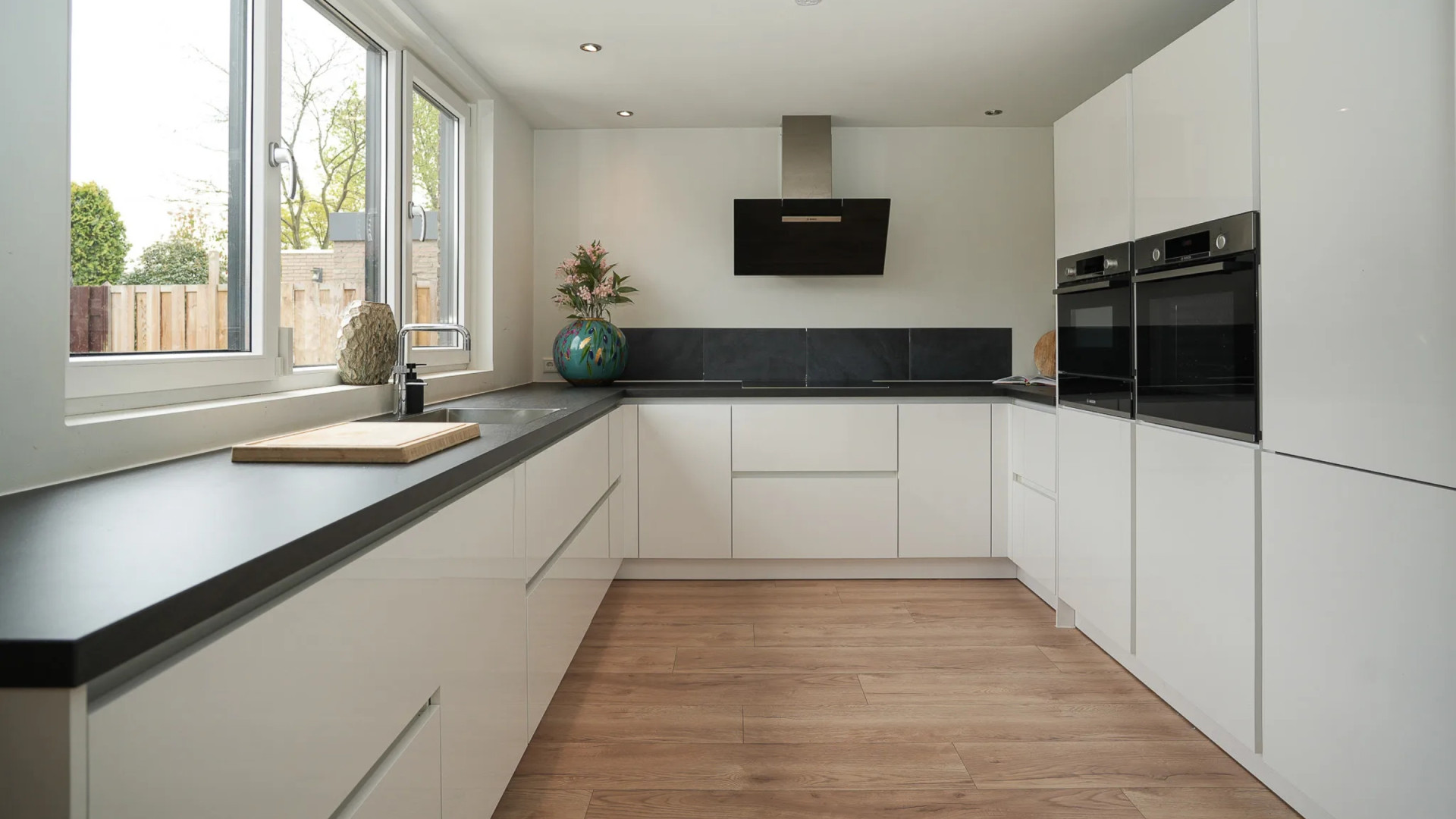 Teleurgestelde PSV-speler Joey Veerman zet zijn woning te koop. Zie foto’s 6