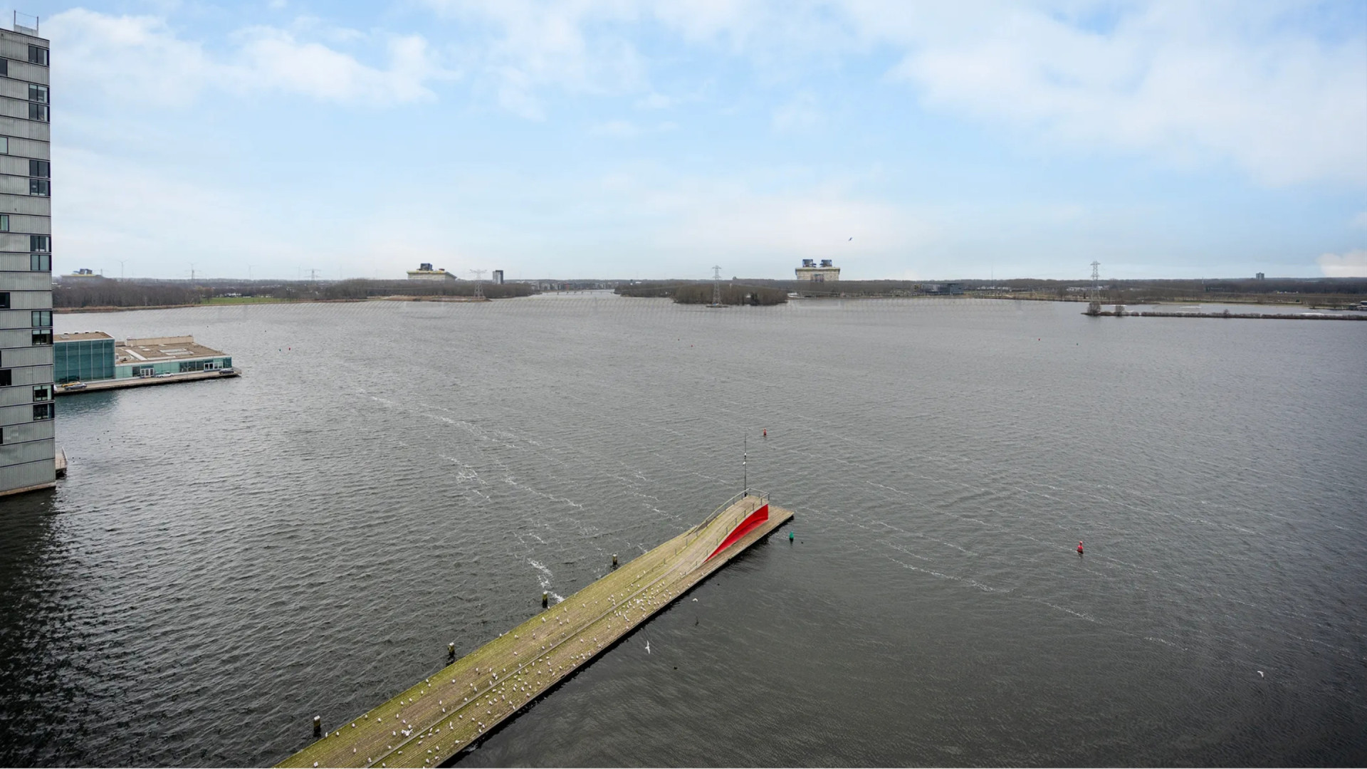 Voetbalmiljonair Steven Bergwijn zet zijn maisonnette in Almere te koop. Zie foto’s 10