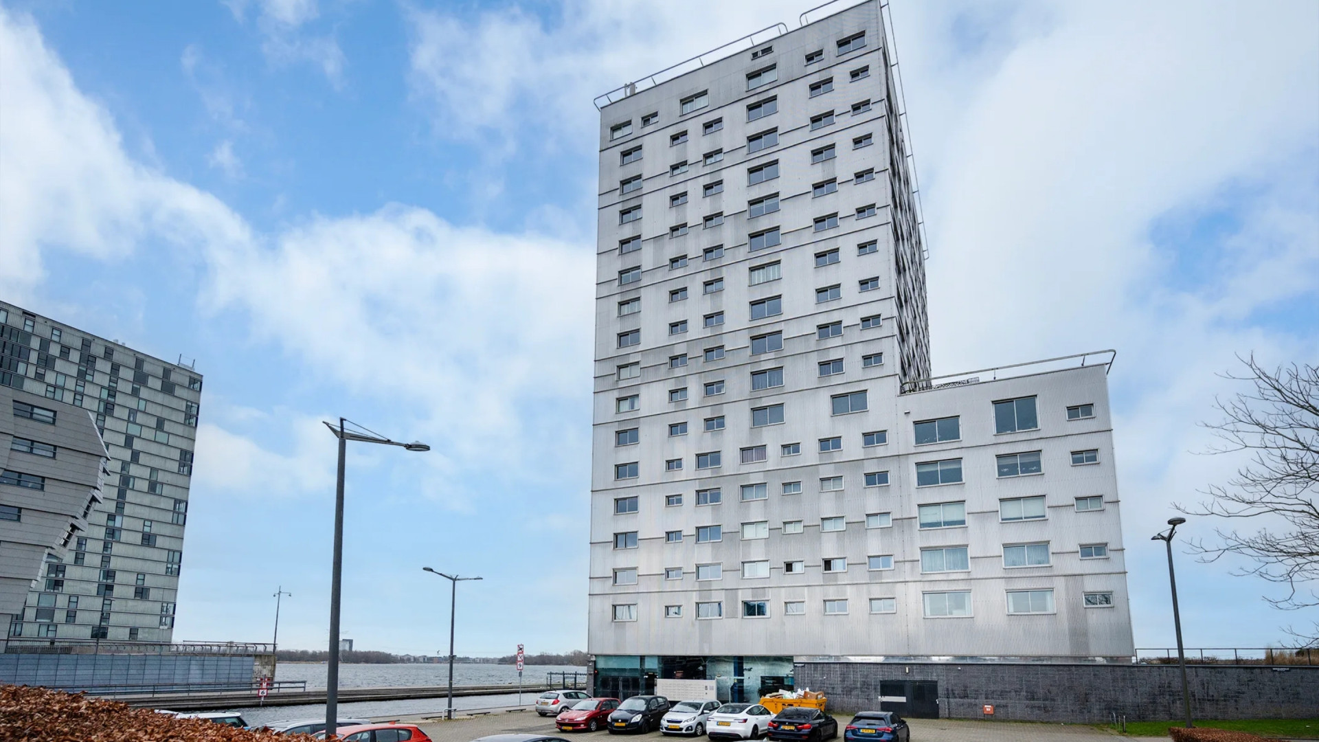 Voetbalmiljonair Steven Bergwijn zet zijn maisonnette in Almere te koop. Zie foto’s 2